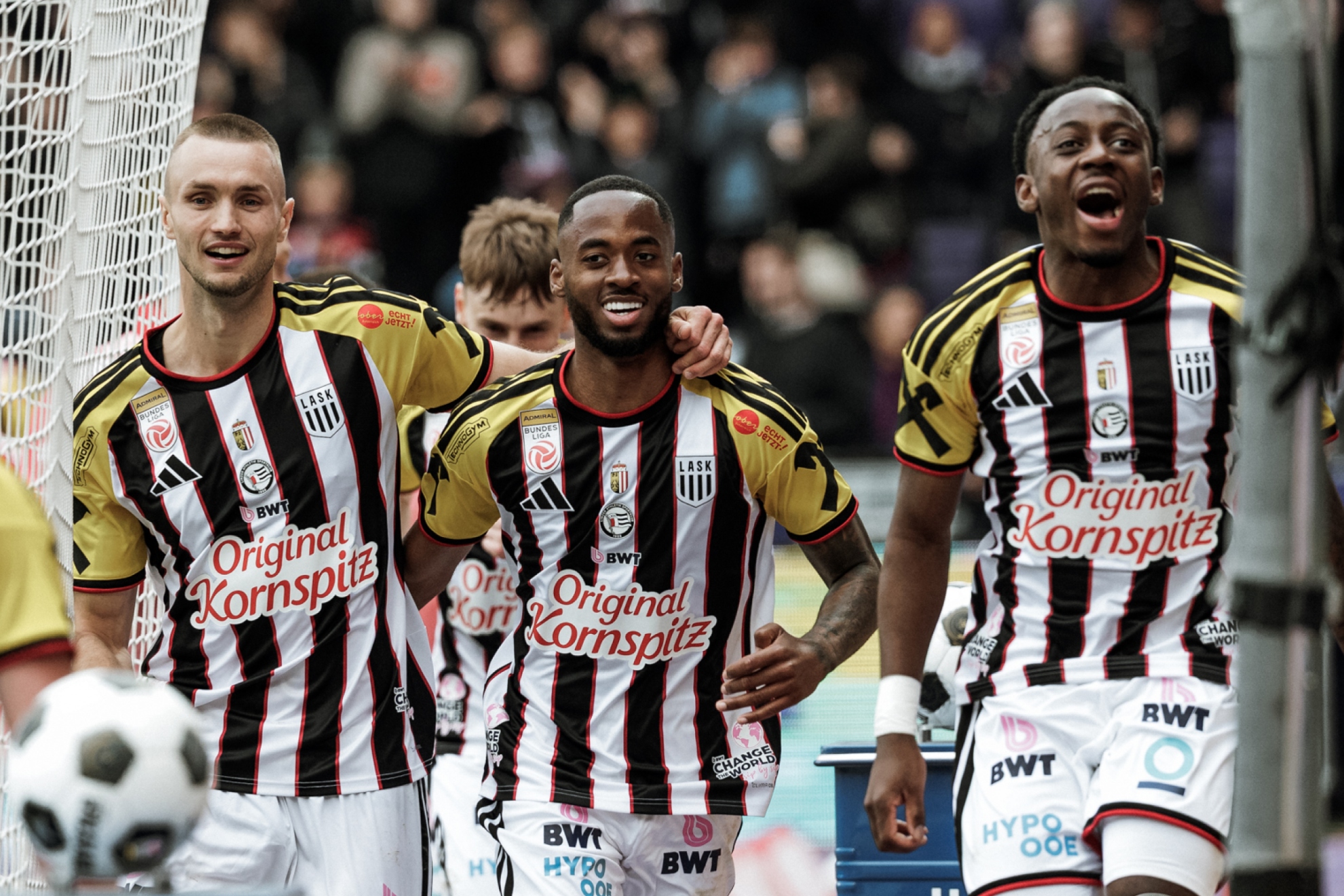 Los jugadores del LASK Linz celebran uno de los goles ante el Austria Viena.