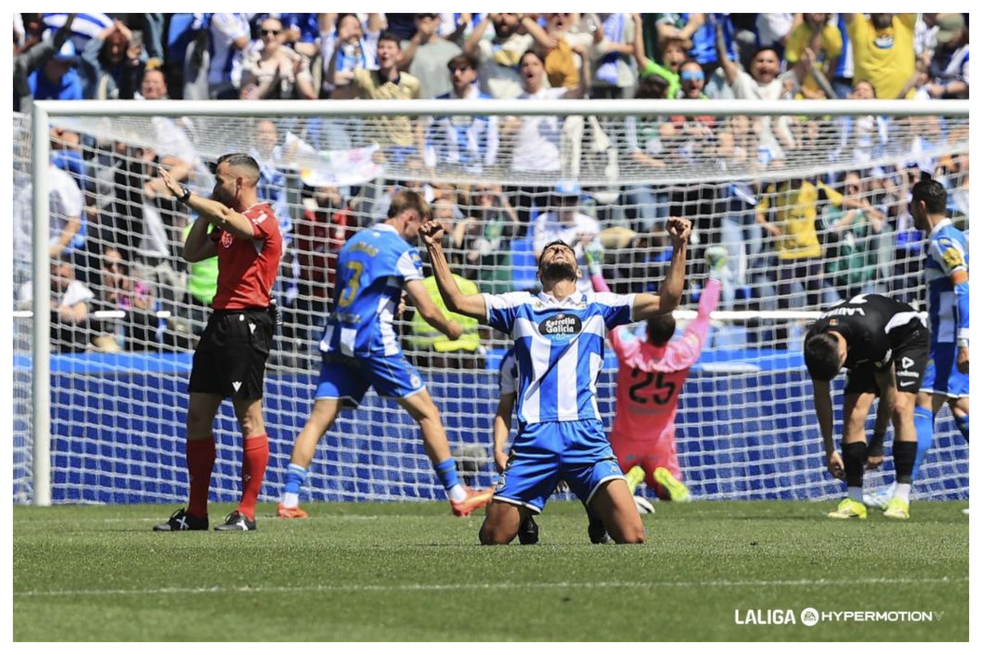 El pitido final del árbitro desató la locura en Riazor... en el césped y las gradas