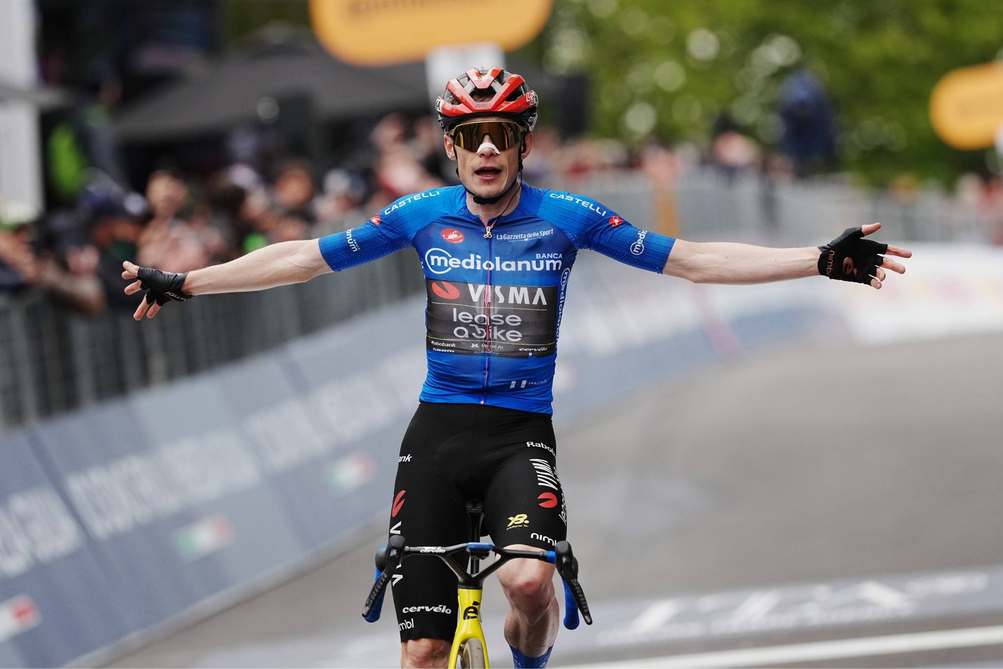Jonas Vingegaard celebra la victoria.