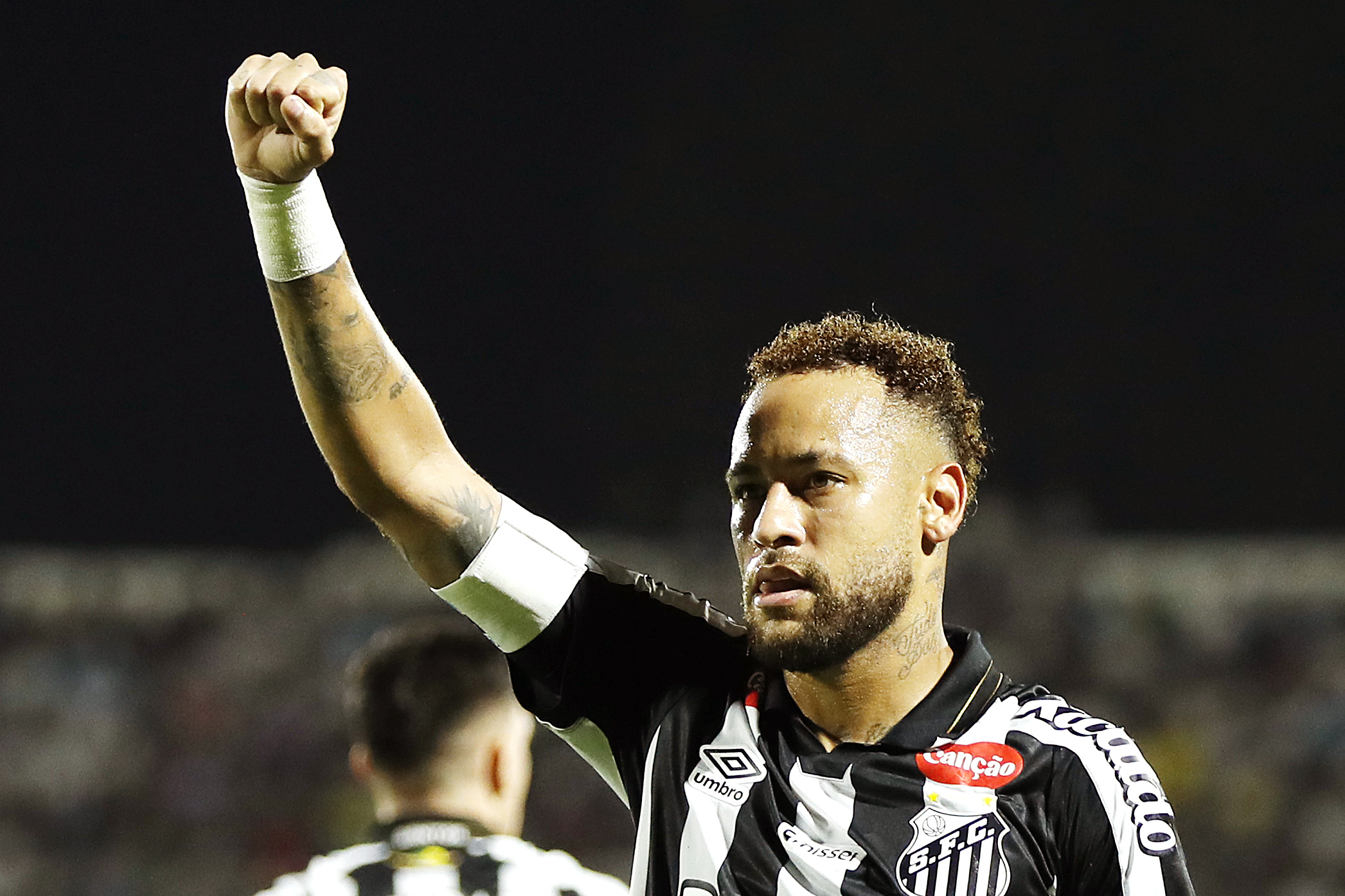 Neymar celebra un gol con el Santos