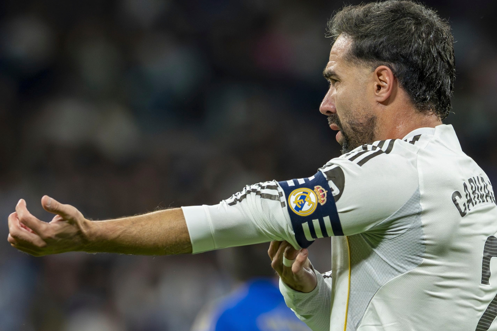 Carvajal, colocándose el brazalete en un partido.