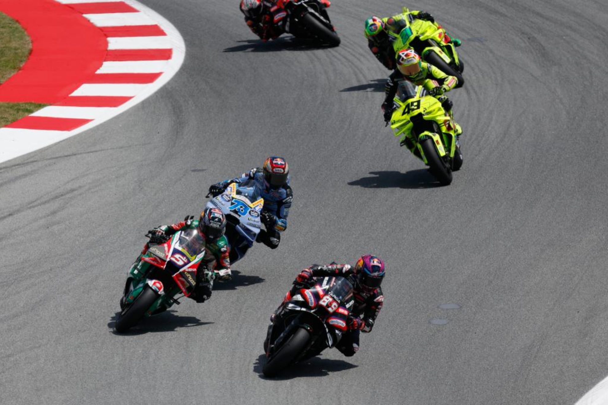 Jorge Martín, delante de Zarco y Álex Márquez.