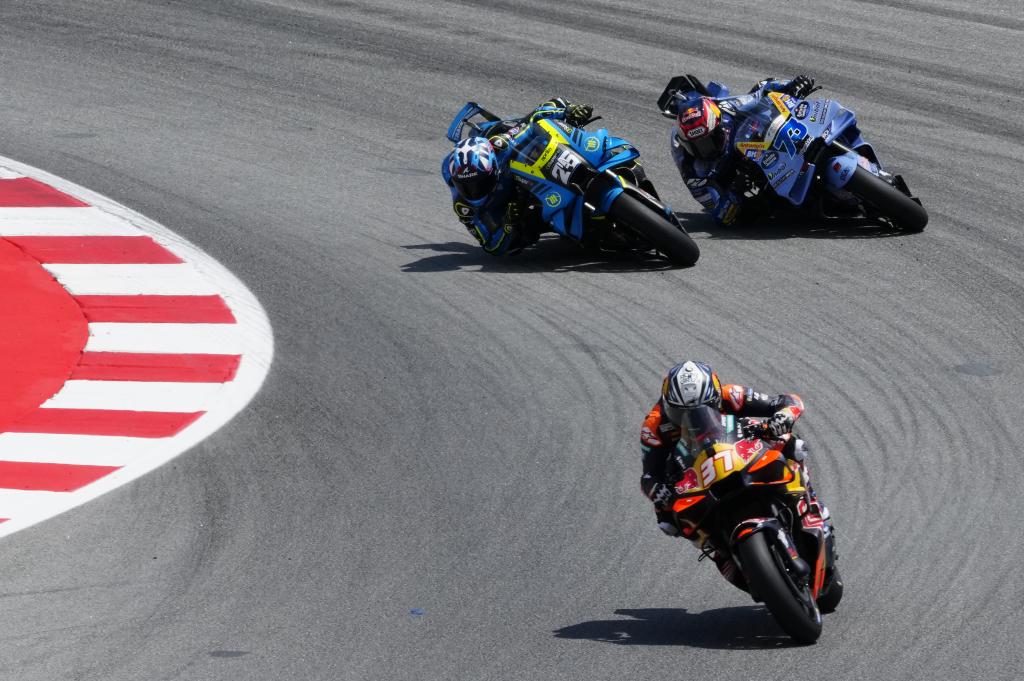 Acosta, in front of Raúl Fernández and Álex Márquez.