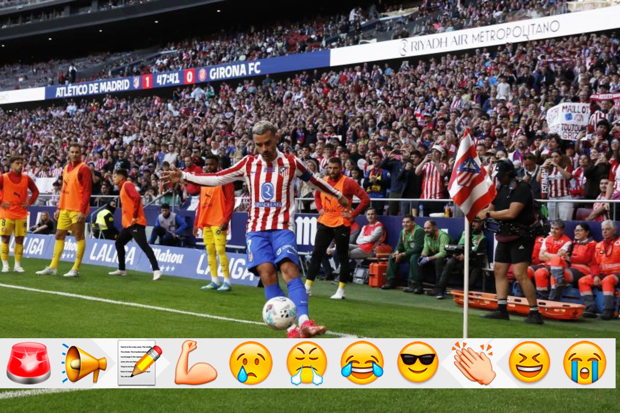 Griezmann saca un corner ante la locura de la afición.