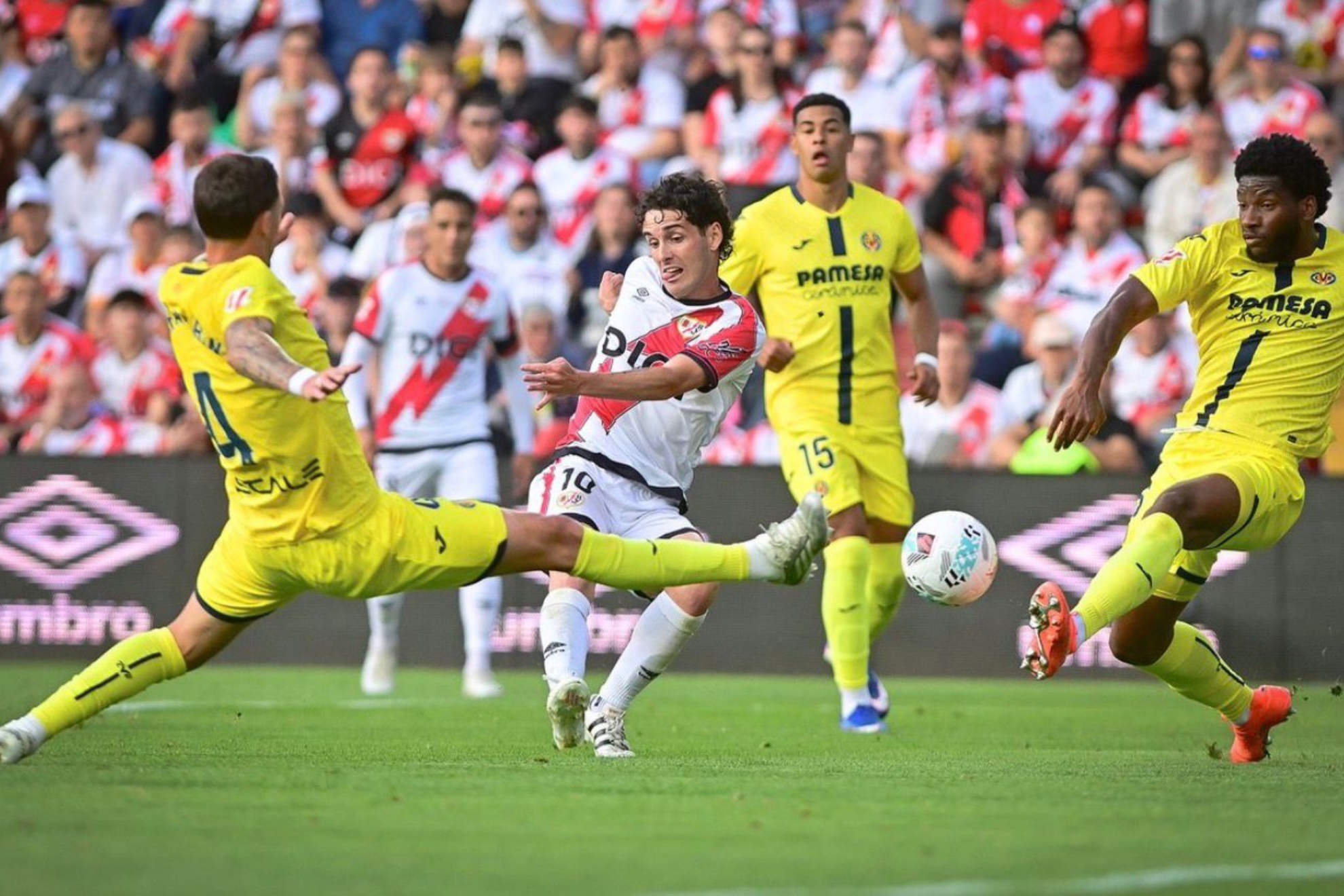 Camello dispara a puerta en el primer gol del Rayo.