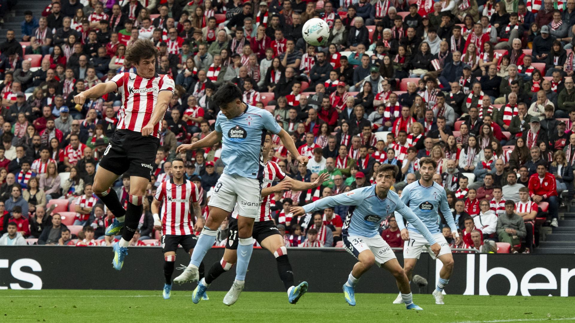 Unai Gómez cabecea a la porterái de Radu.