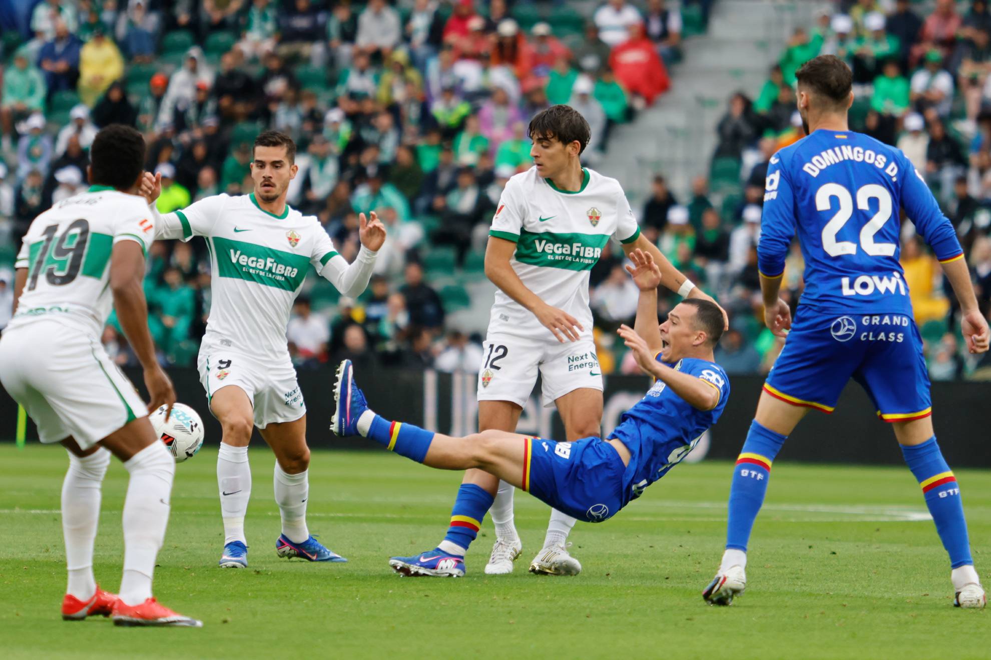 Instante del partido entre Elche y Osasuna