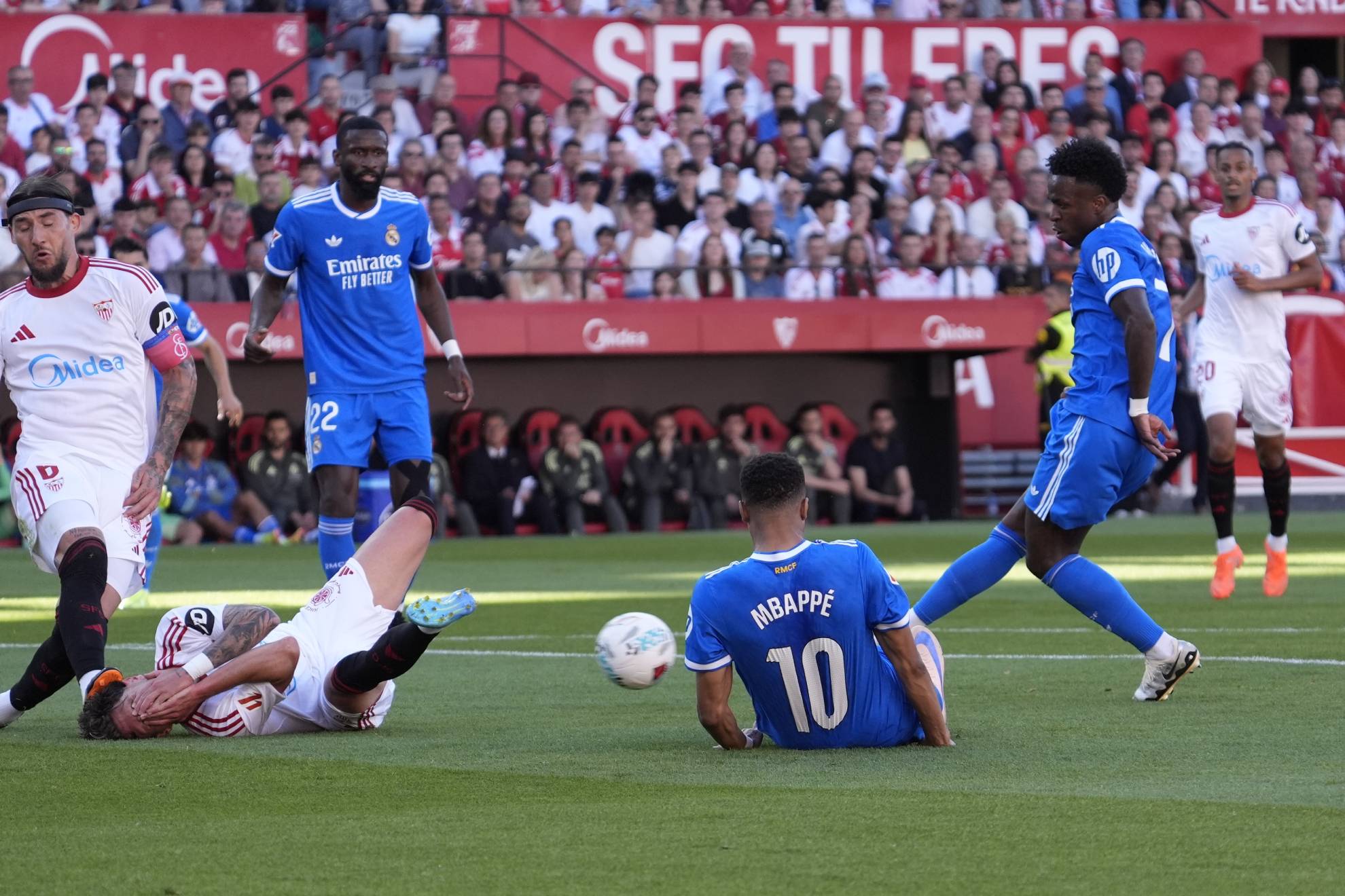 Vinicius concecta el disparo que bate a Odysseas, con Mbappé y Carmona en el verde.