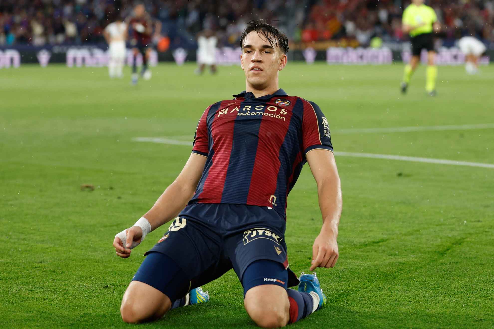 Carlos Espí celebra su gol ante el Mallorca