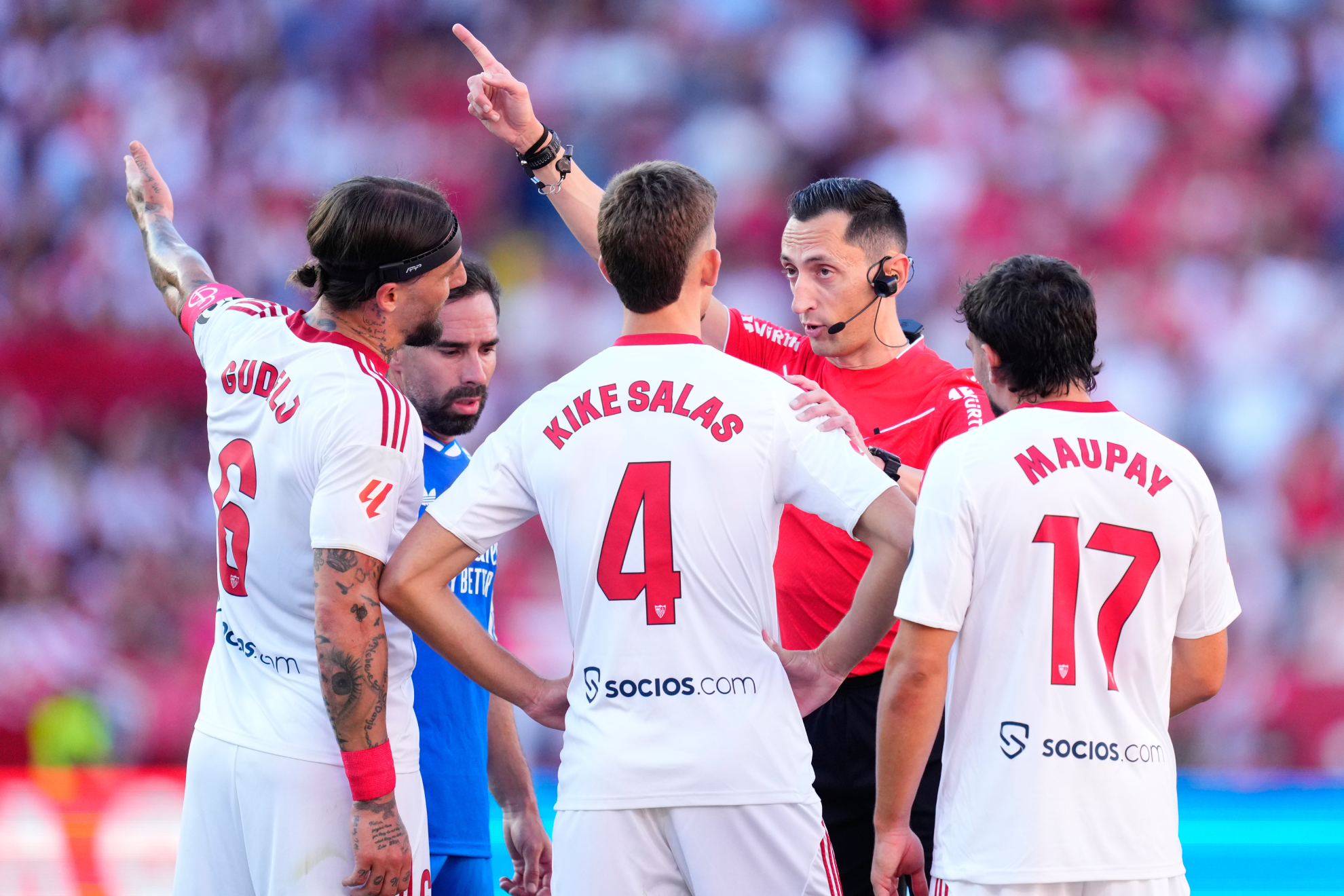 Gudelj, Kike Salas y Maupay protestan una posible falta en la jugada del gol visitante.