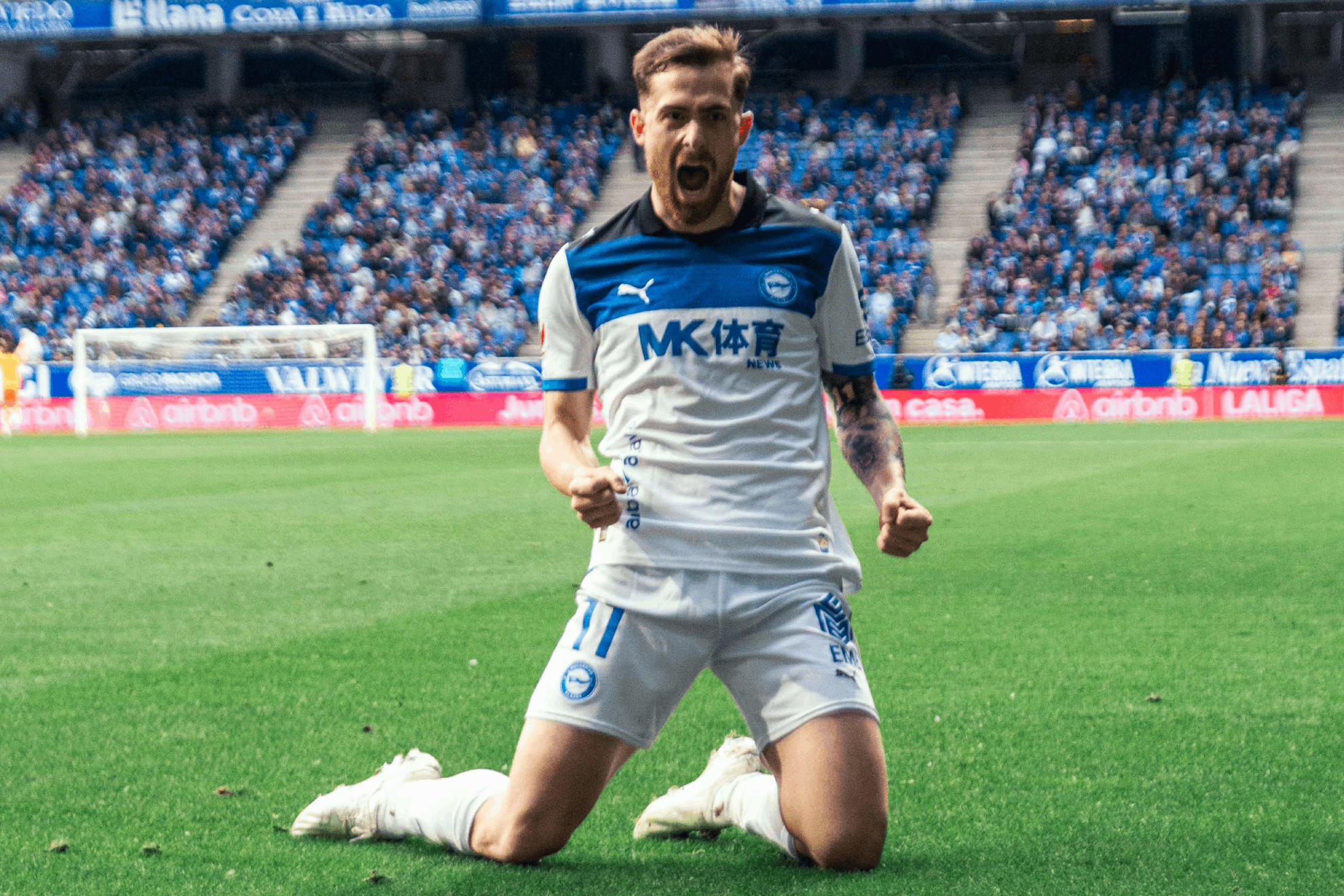 Toni Martínez celebra su gol al Oviedo