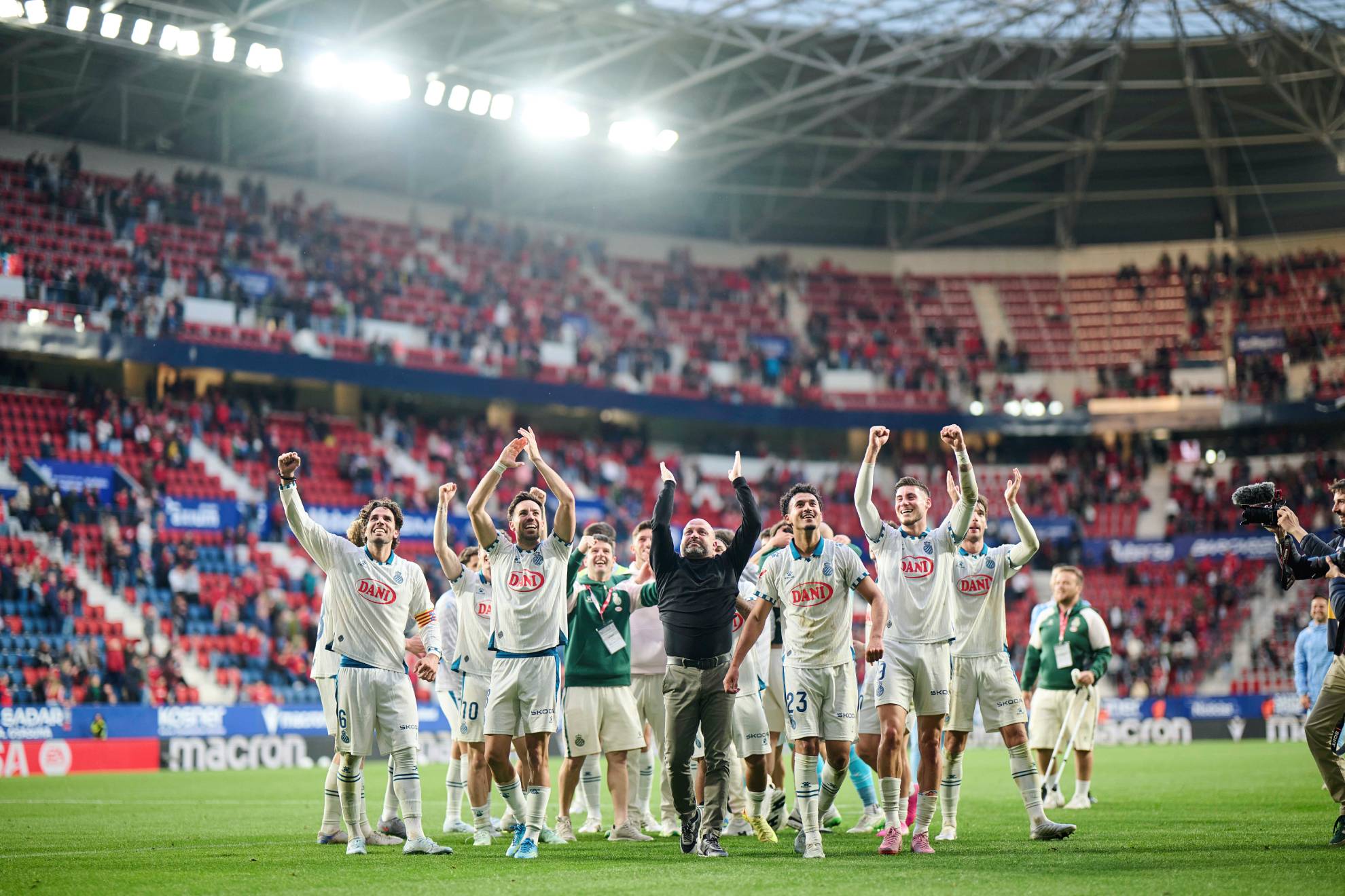 Los jugadores del Espanyol, junto a Manolo González, celebrando la permanencia.