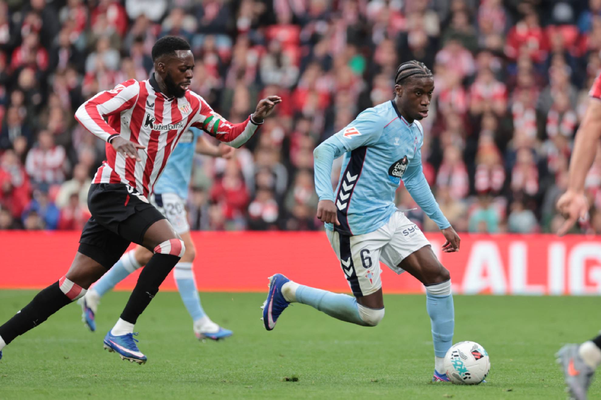 Iñaki Williams y Moriba disputan un balón en el Athletic 1-1 Celta
