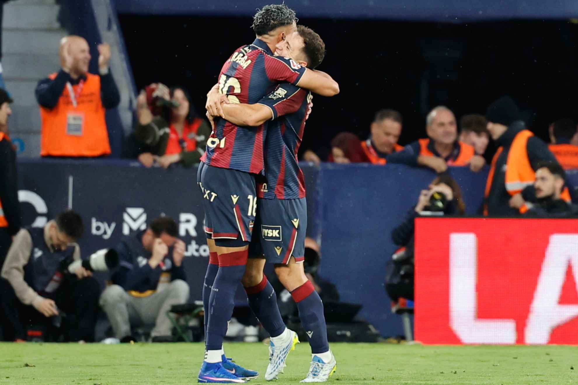 Los jugadores del Levante se abrazan tras ganar al Mallorca
