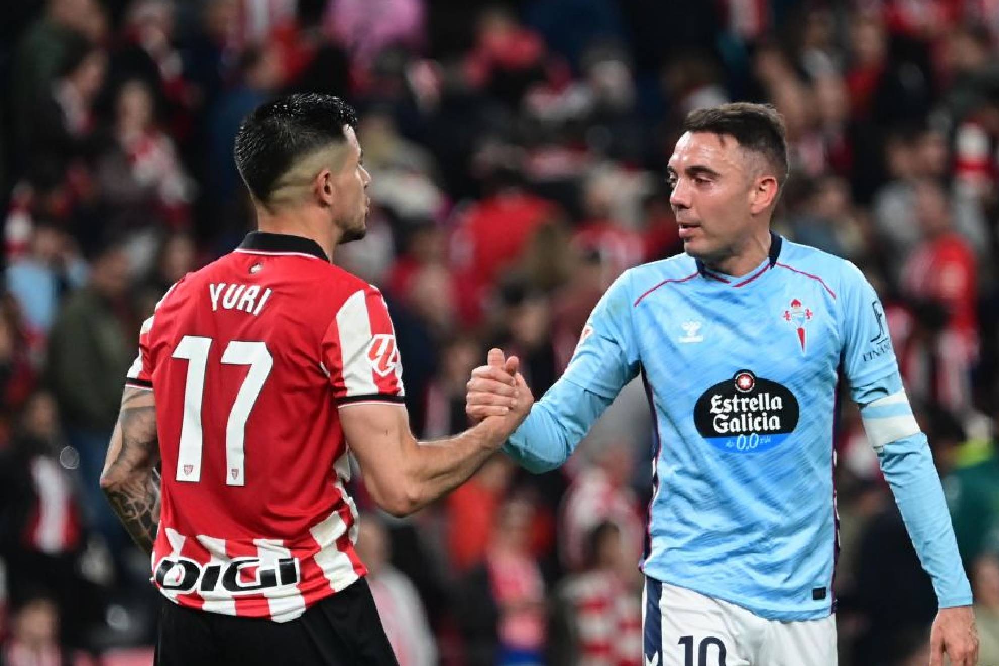 Yuri y Iago Aspas se dan la mano en el Athletic 1-1 Celta