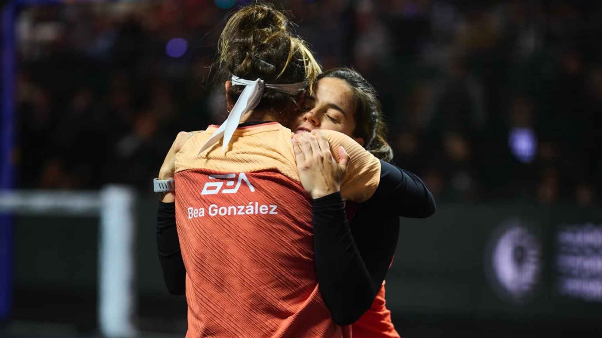Paula y Bea celebran el título en Argentina.