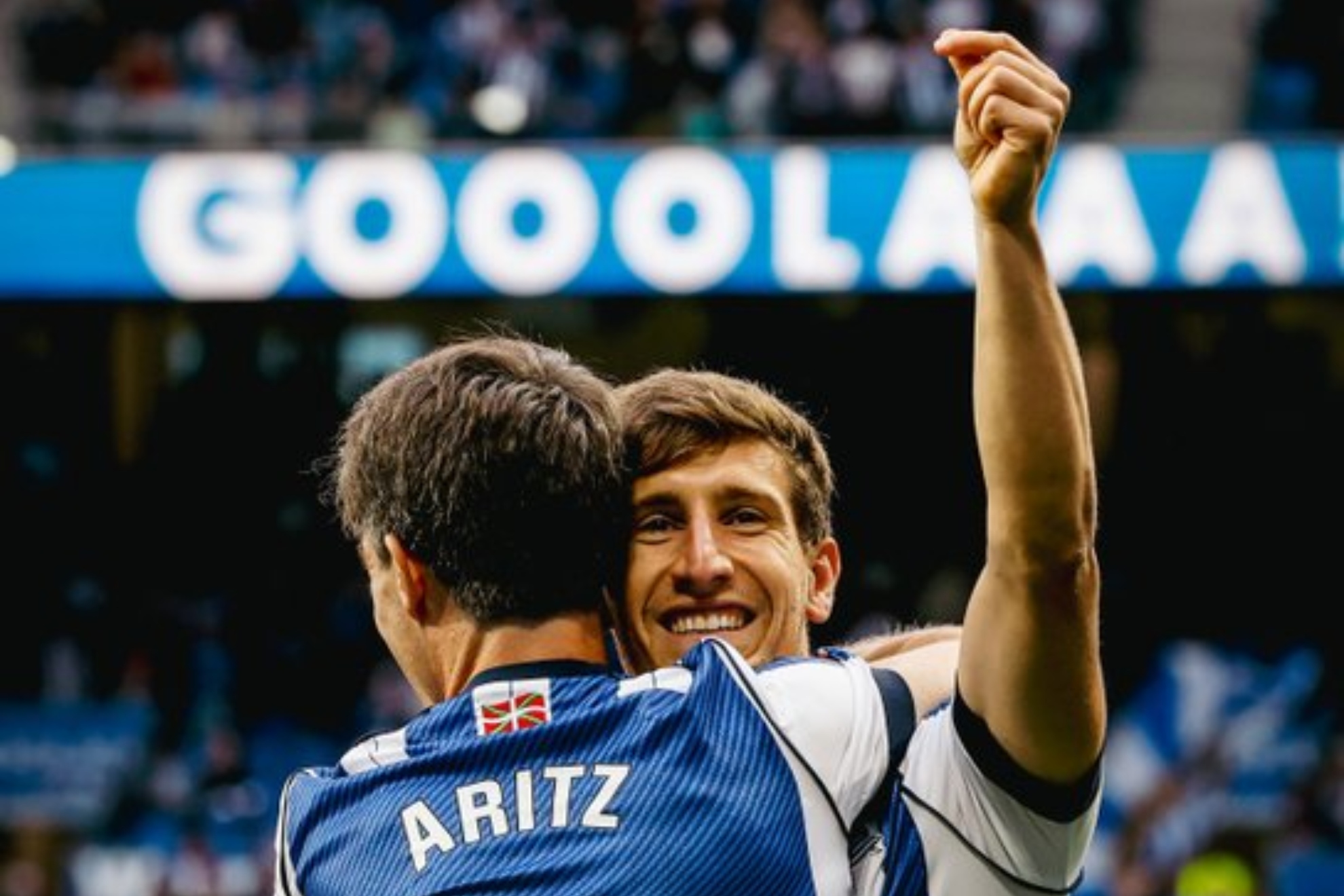Aihen Muñoz celebra su gol con su asistente, Aritz Elustondo.