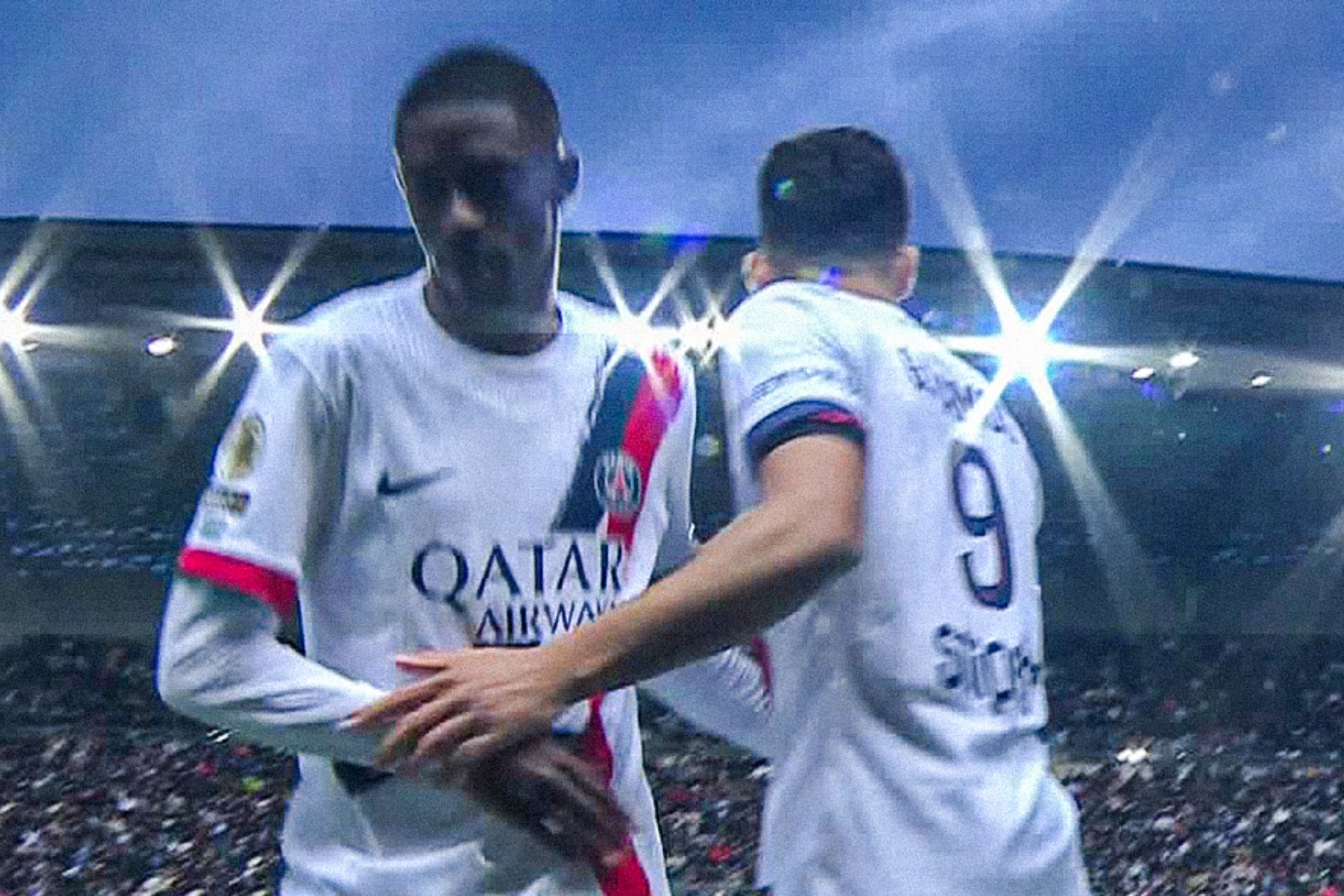 Dembélé se marcha lesionado en París.