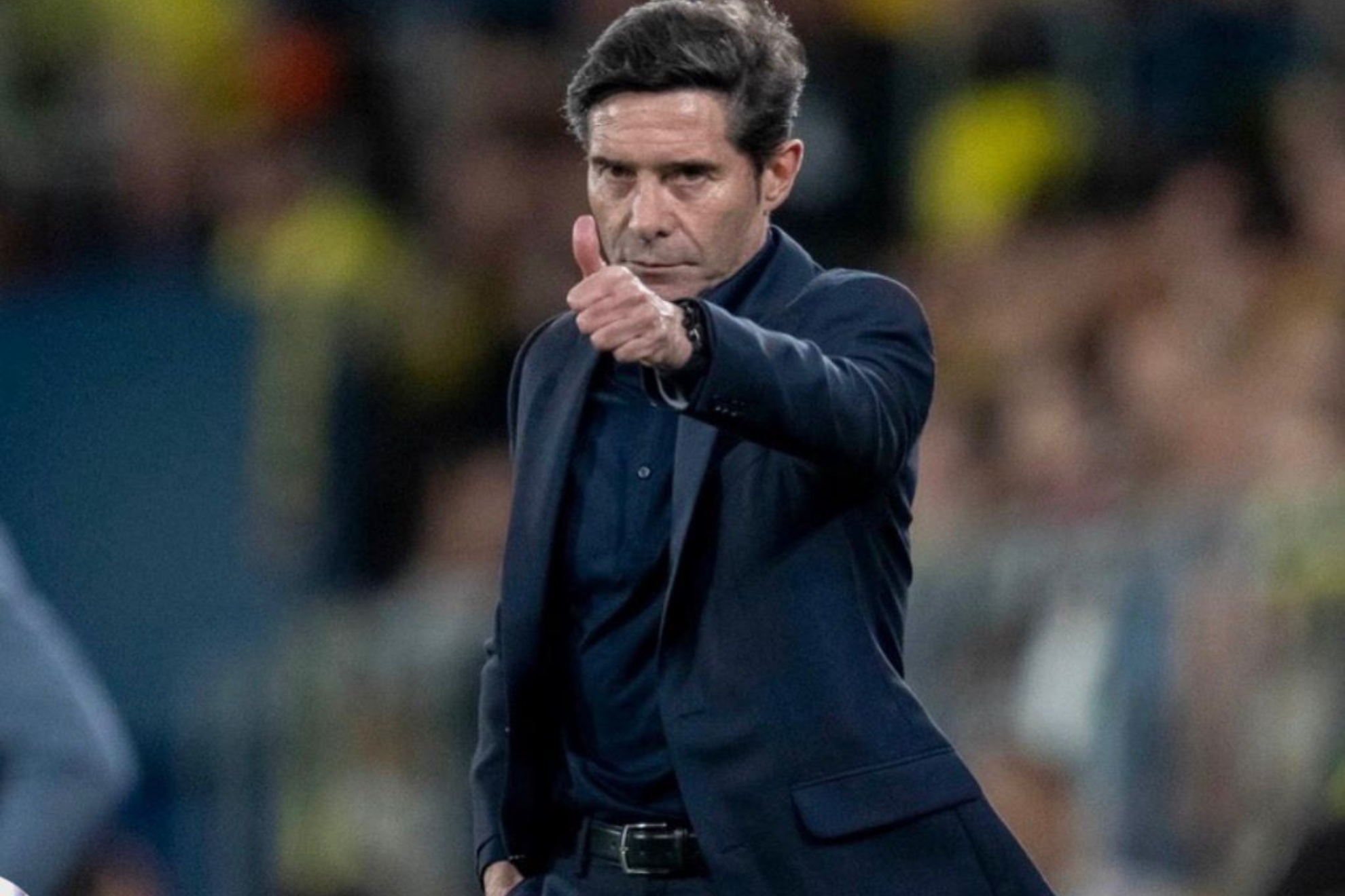 Marcelino da instrucciones desde la banda.
