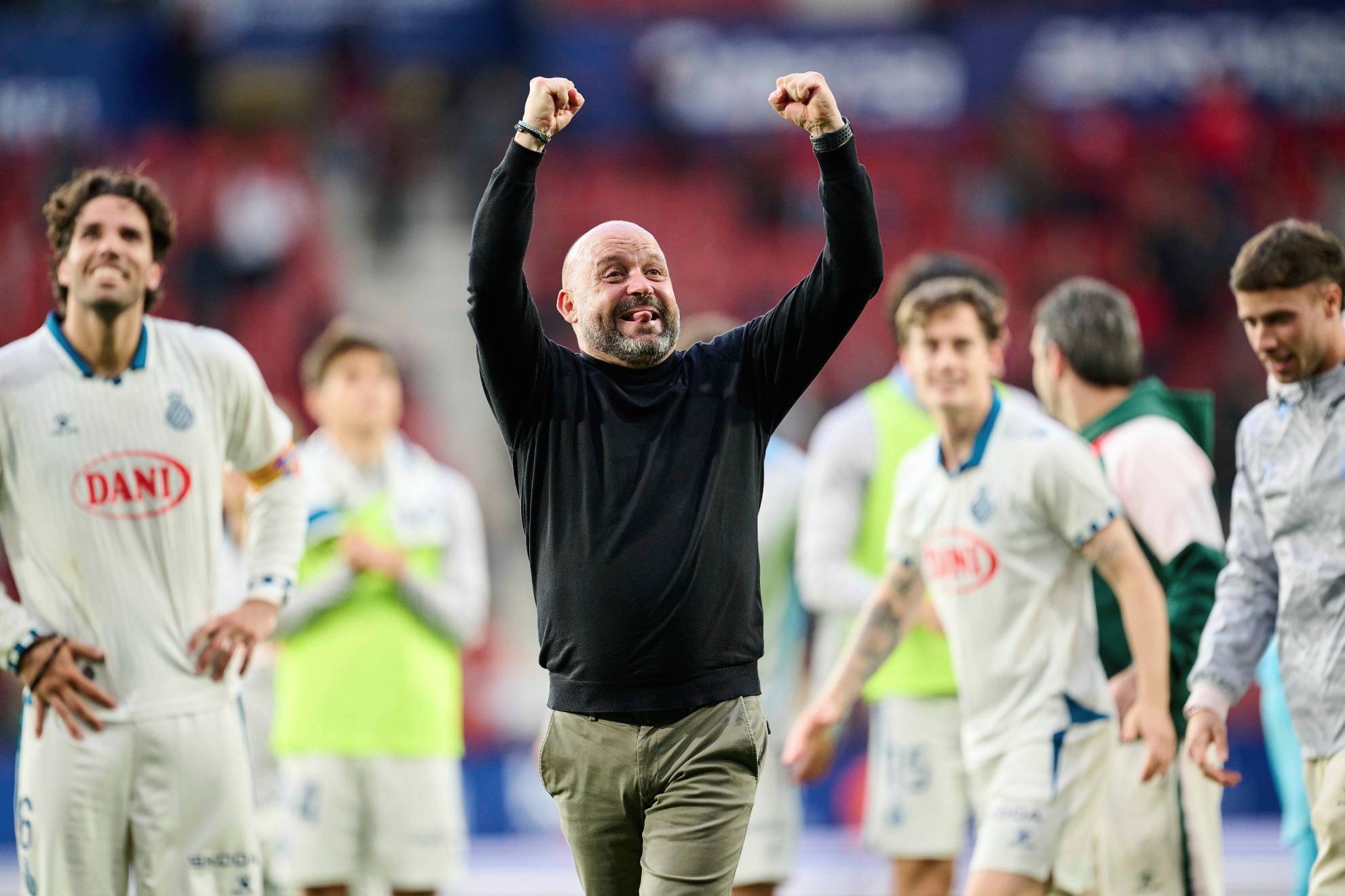 Manolo González celebra la permanencia con su afición.