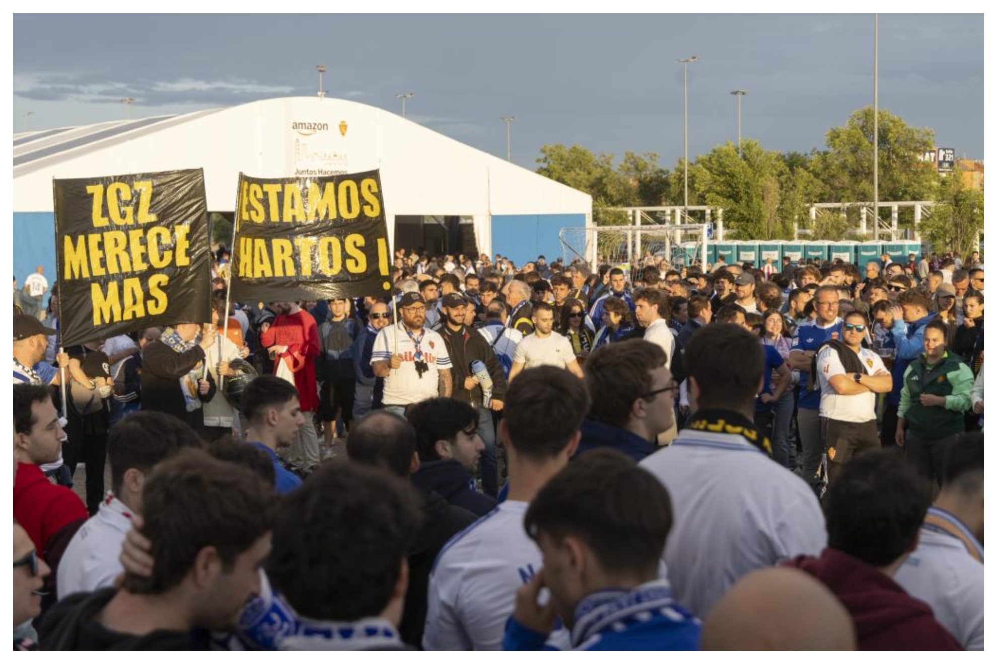 Los aficionados del Zaragoza protestaron contra la directiva antes del partido