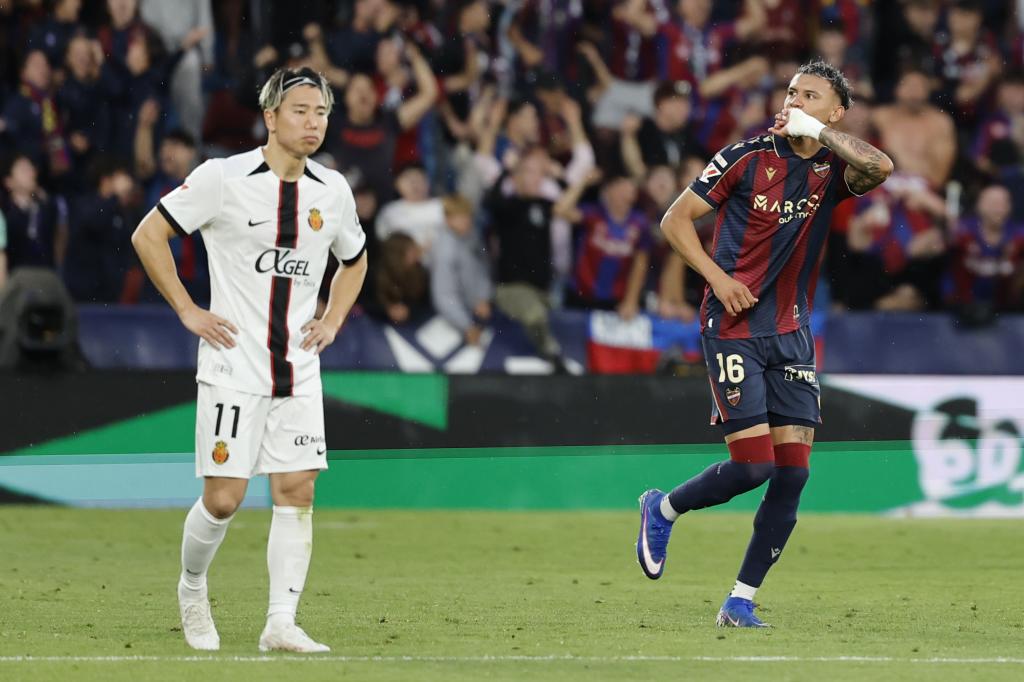 El centrocampista del Levante Kervin Arriaga celebra tras marcar el 2-0