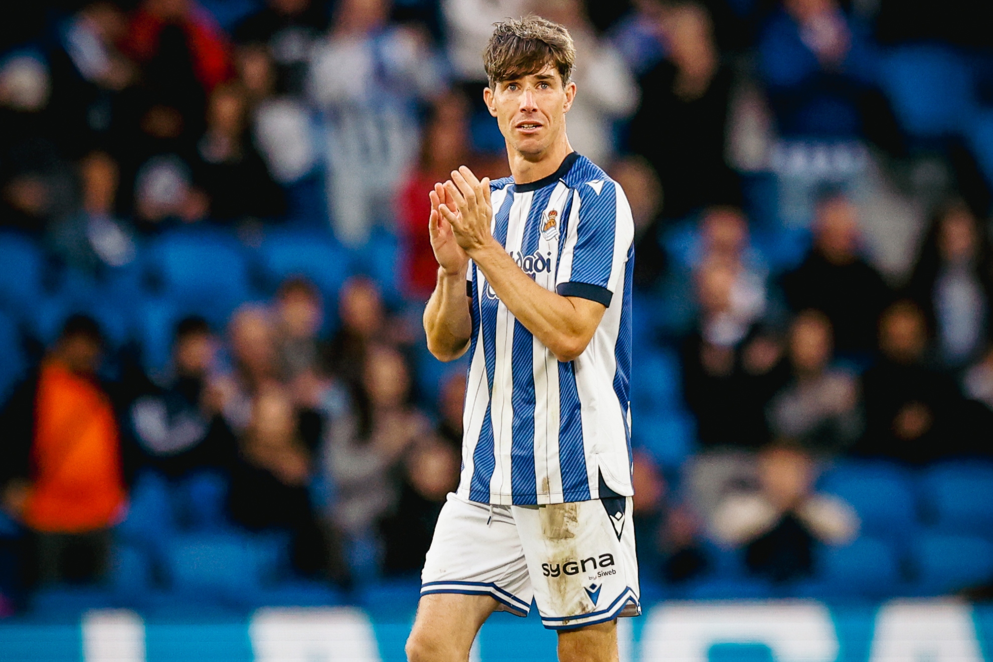 Aritz Elustondo aplaude a la afición de Anoeta al ser sustituido en su adiós a la Real.