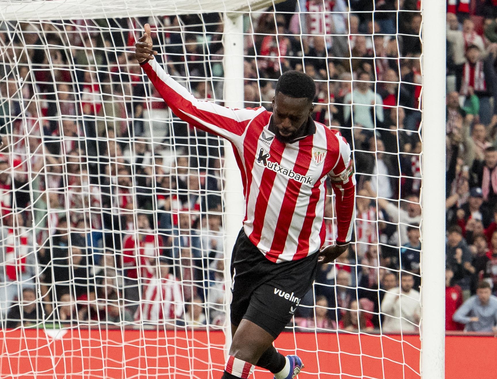 Iñaki Williams celebra con la grada el gol del empate ante el Celta.