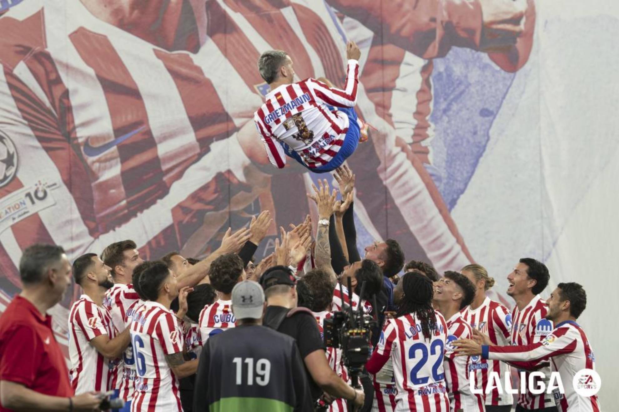 Griezmann es manteado por sus compañeros.