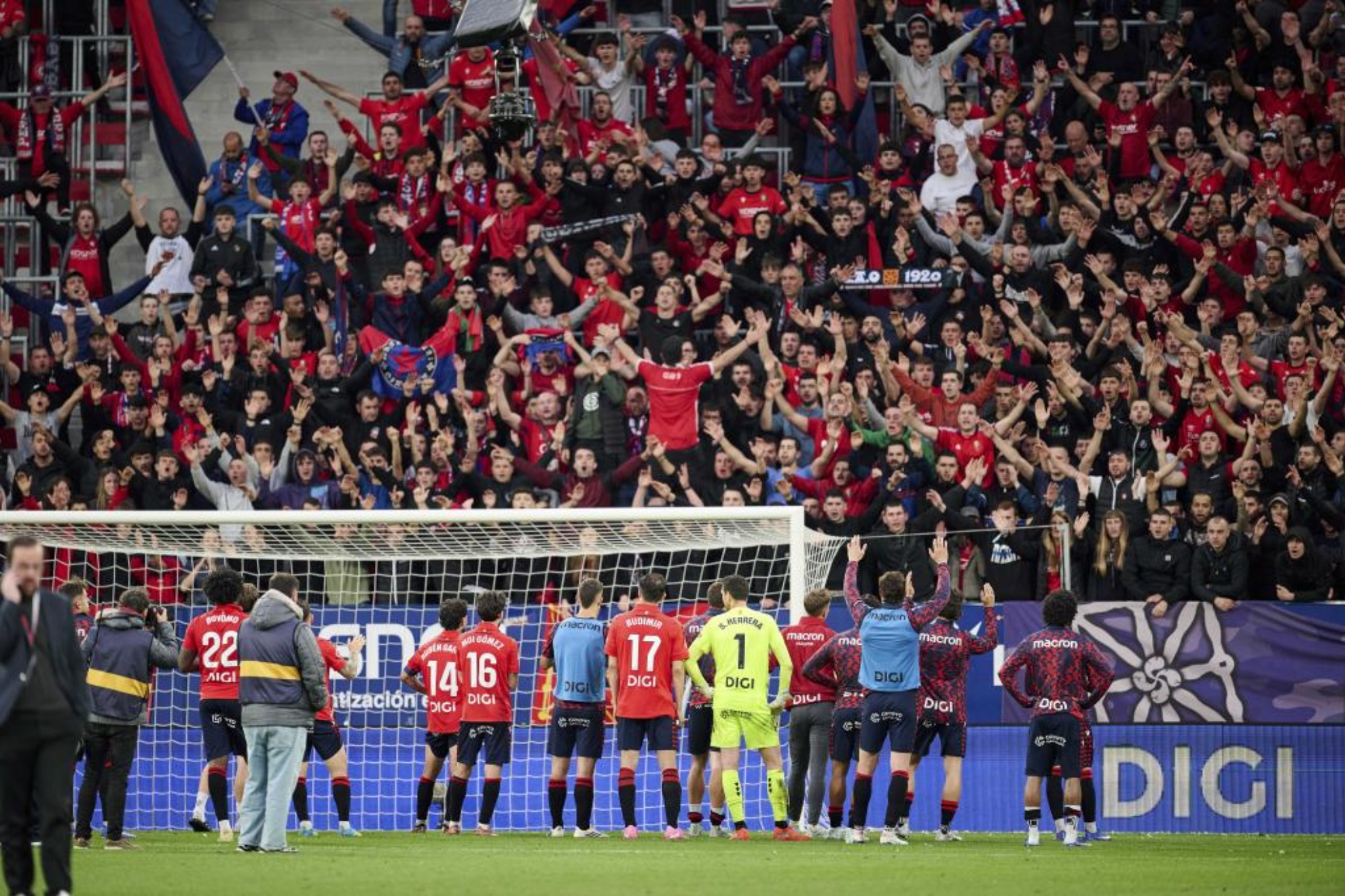 Los jugadores de Osasuna agradecen el apoyo de la afición al final del encuentro ante el Espanyol.