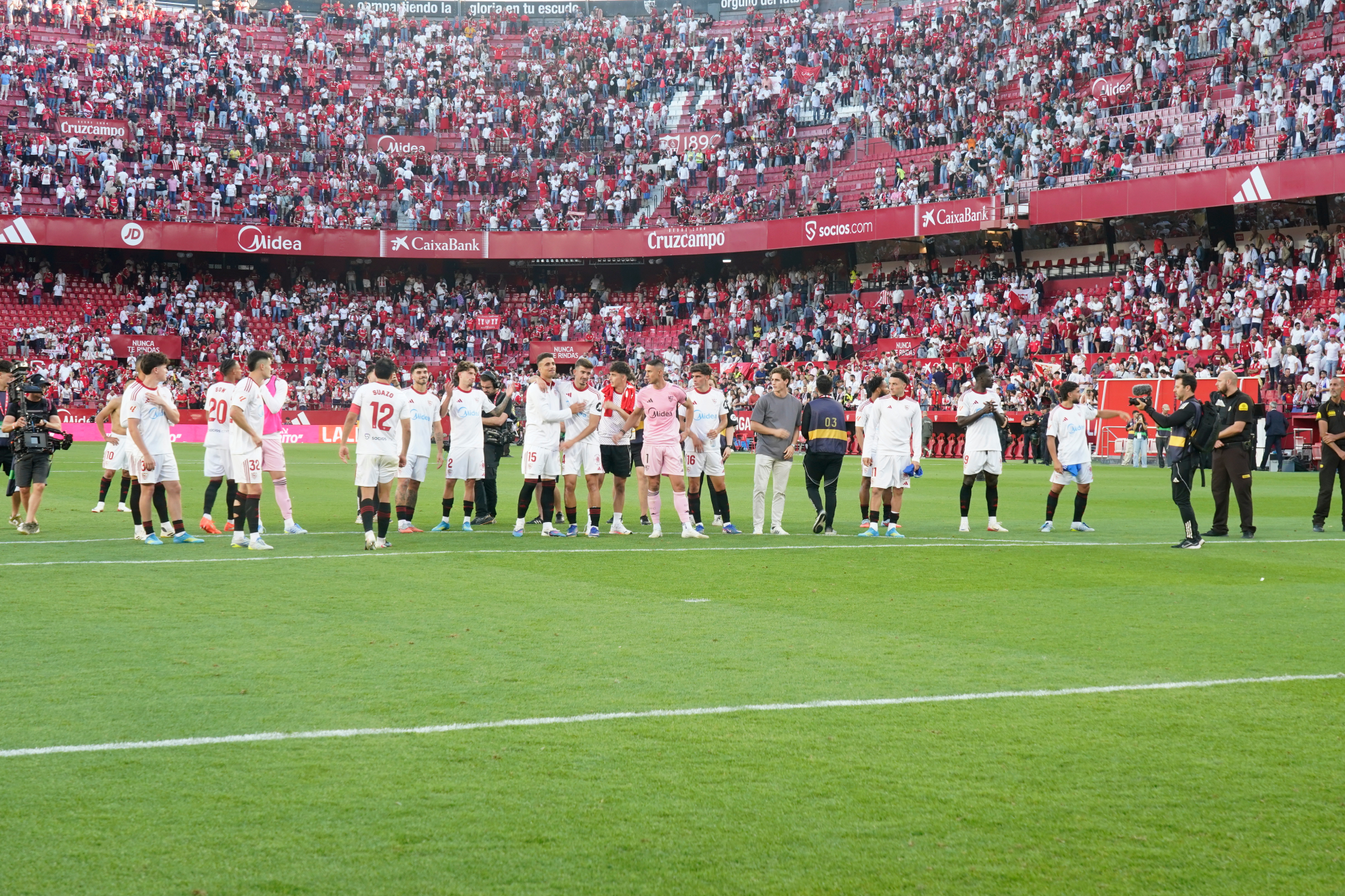 Los jugadores del Sevilla se despiden de su afición esta temporada en el Sánchez-Pizjuán.
