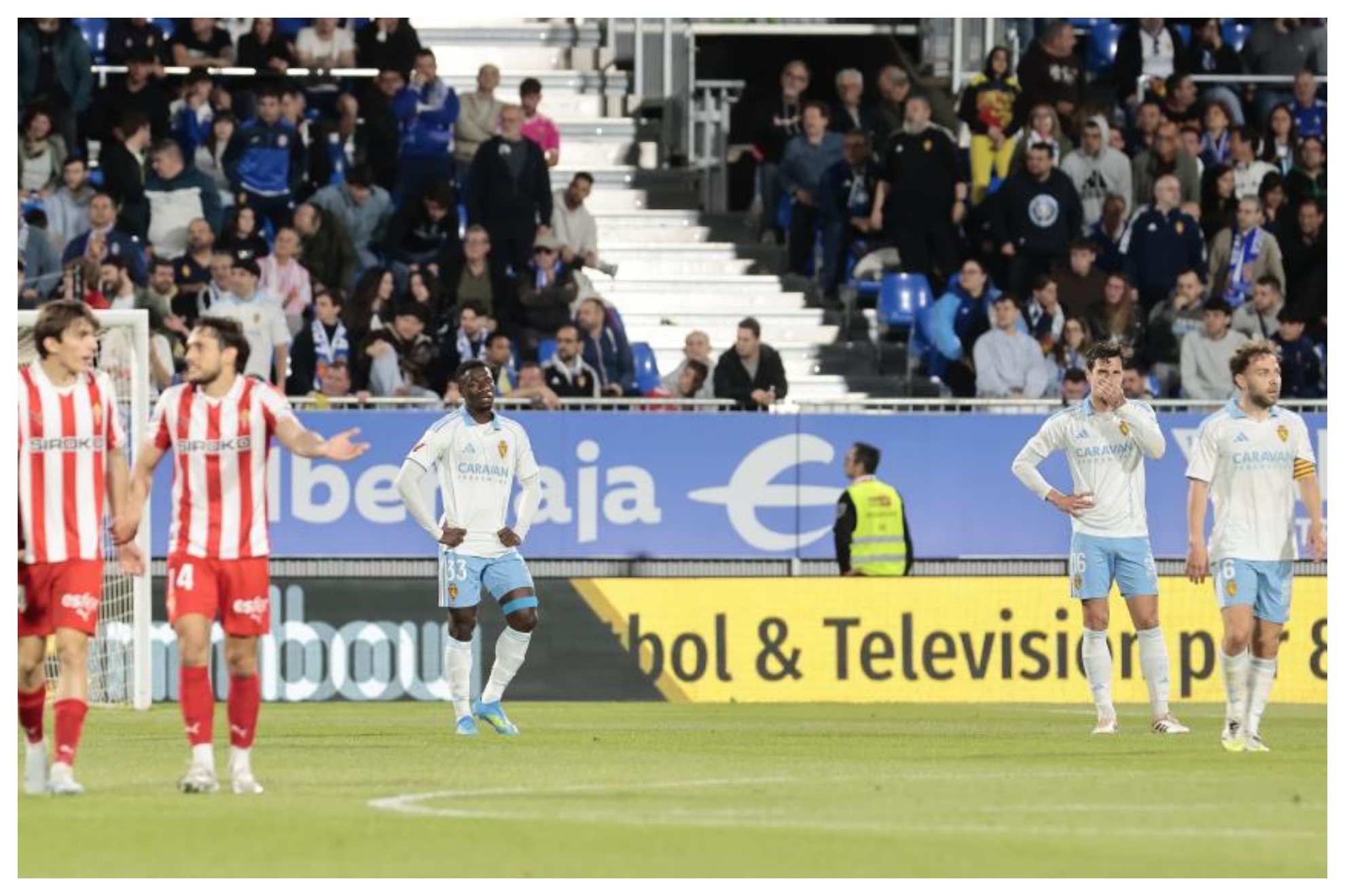 La decepción en los jugadores del Zaragoza tras el gol de Corredera era elocuente