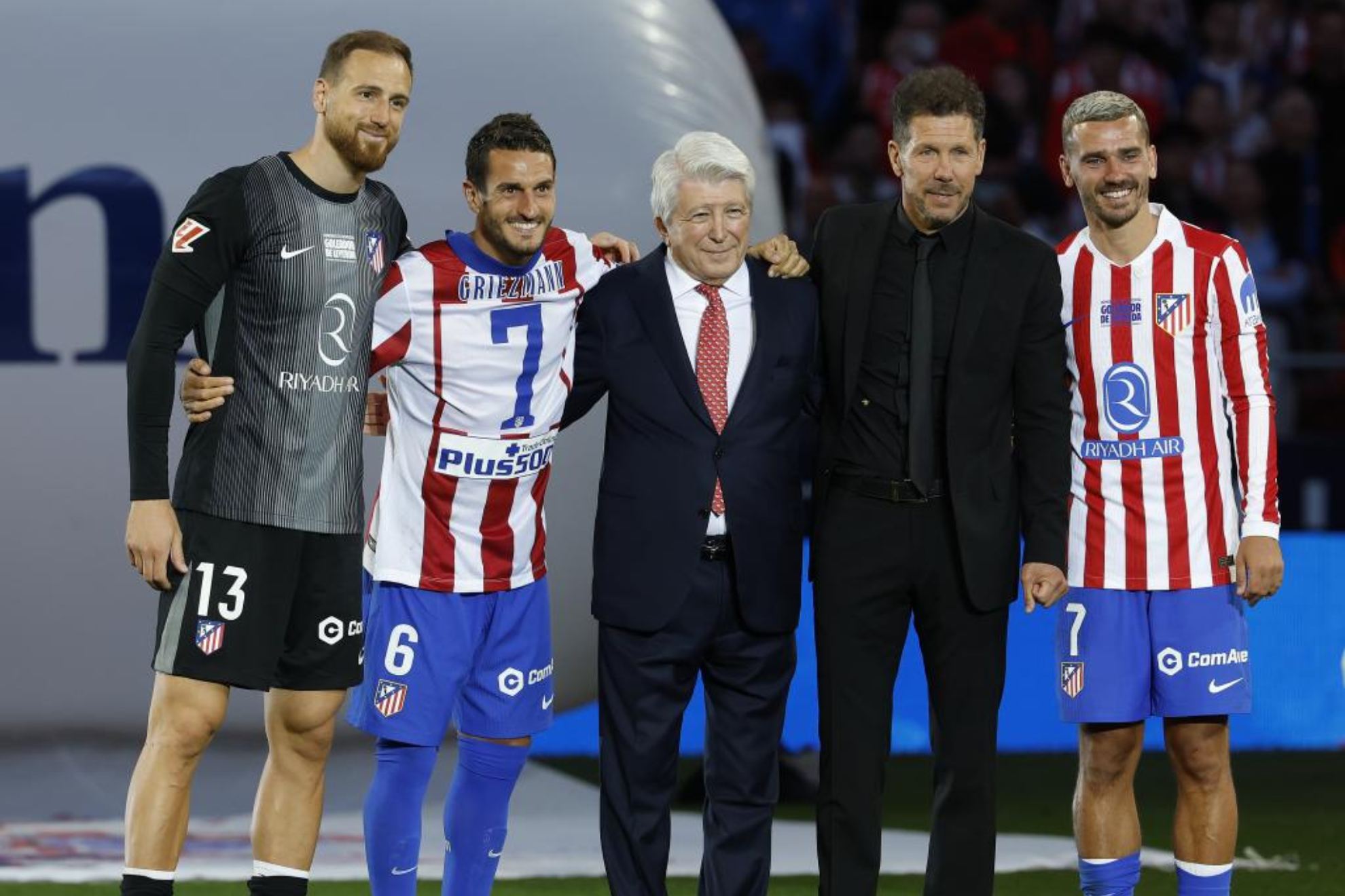 Koke y Simeone, junto a Griezmann