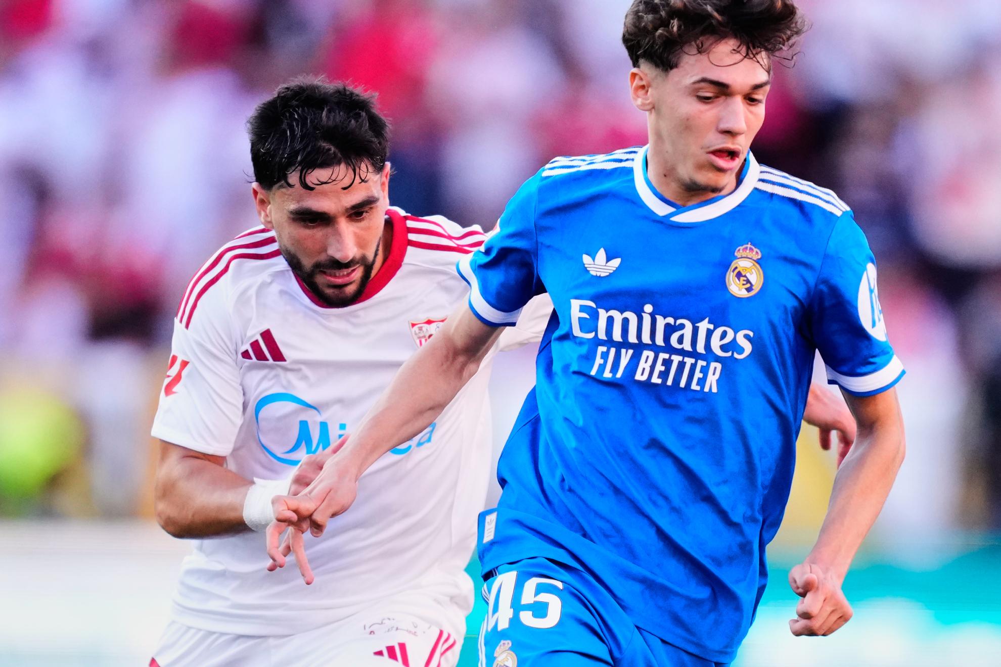 Maupay y Thiago Pitarch disputan el balón en el Sevilla-Real Madrid.