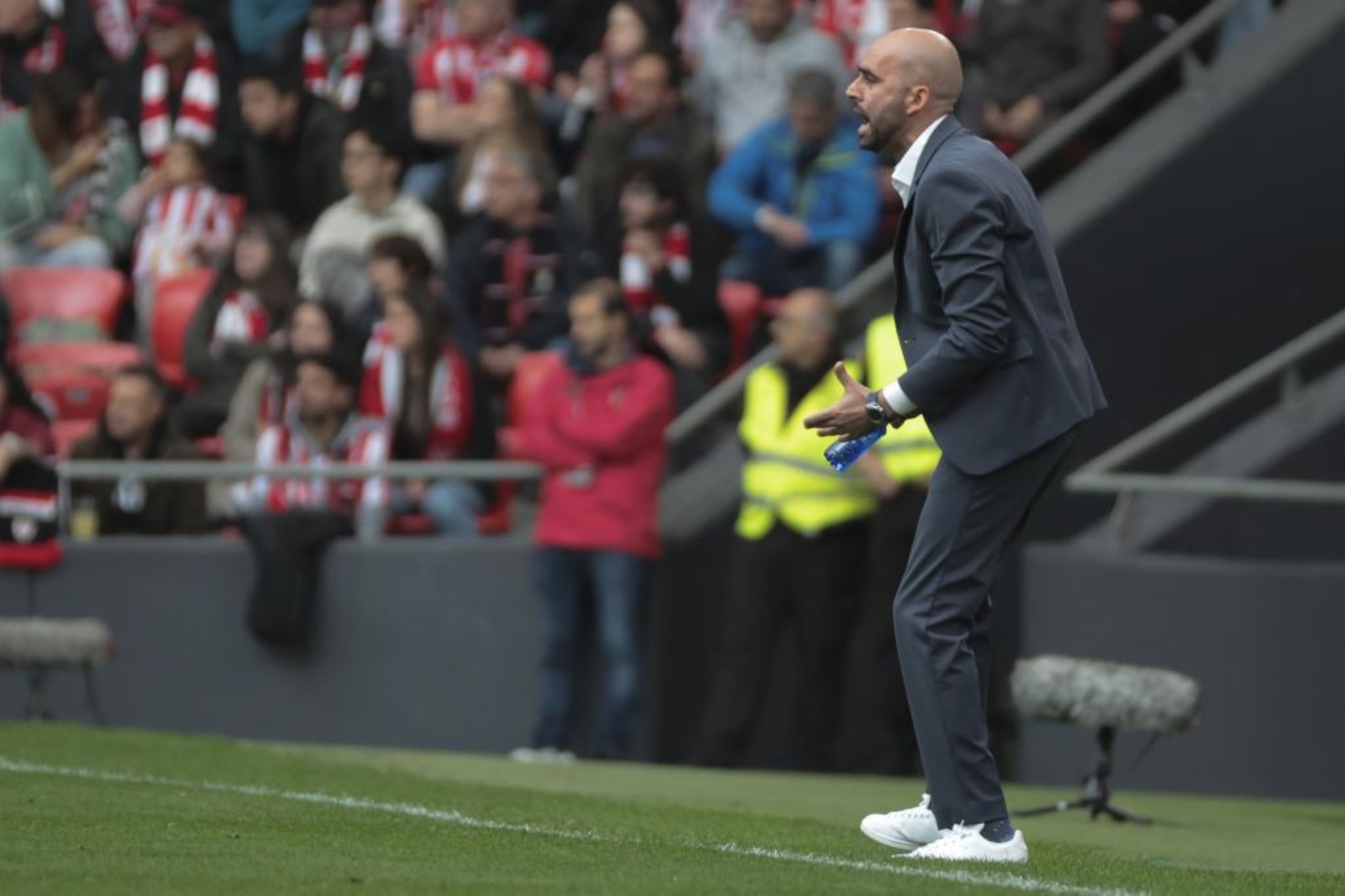 Giráldez da una indicación en el encuentro ante el Athletic.