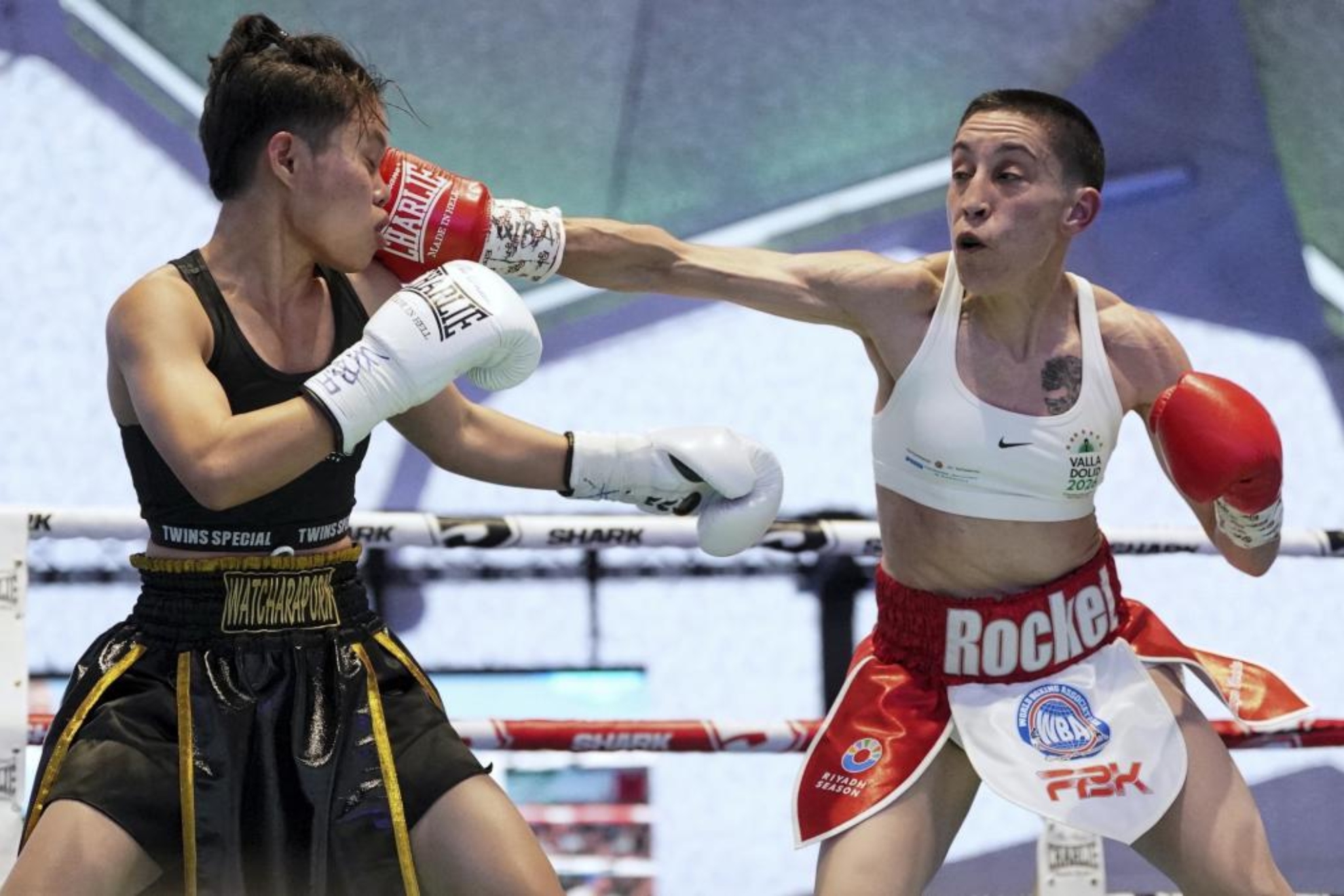 Isabel Rivero golpea a su rival durante el combate