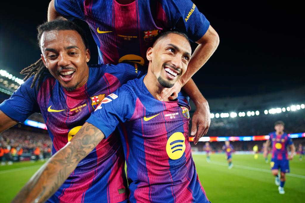 Raphinha celebra uno de sus goles.