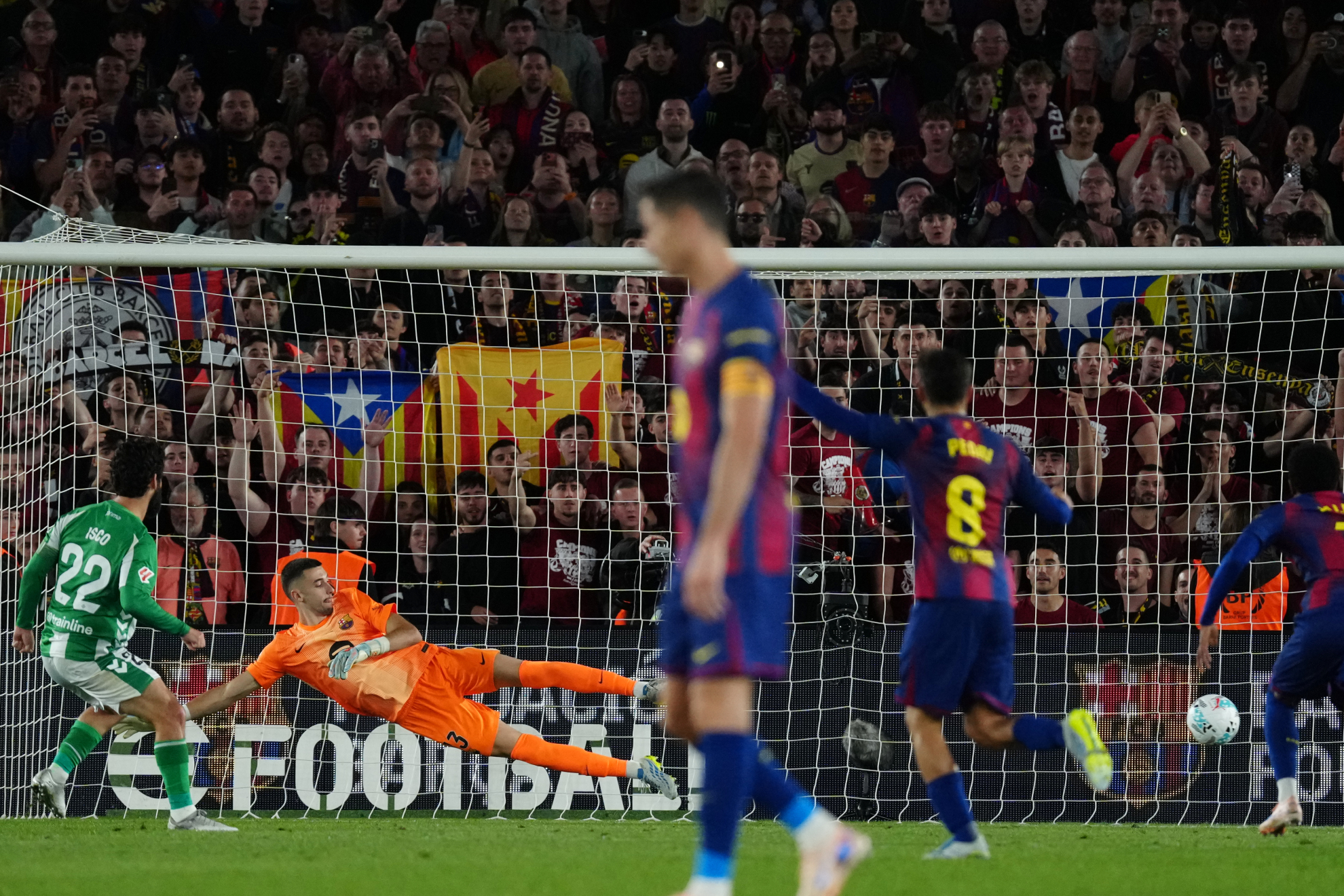 Isco marca de penalti ante el Barcelona
