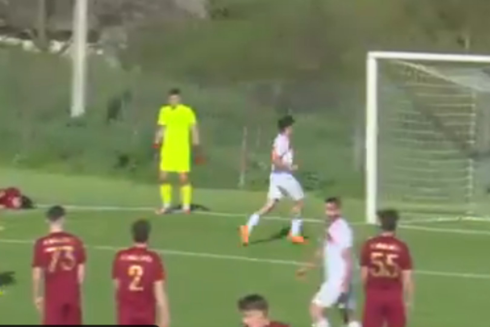 Valentin Rebeja, tendido sobre el césped en el Real Sireti-FC Oguz, recibió un disparo rival que acabó dentro.