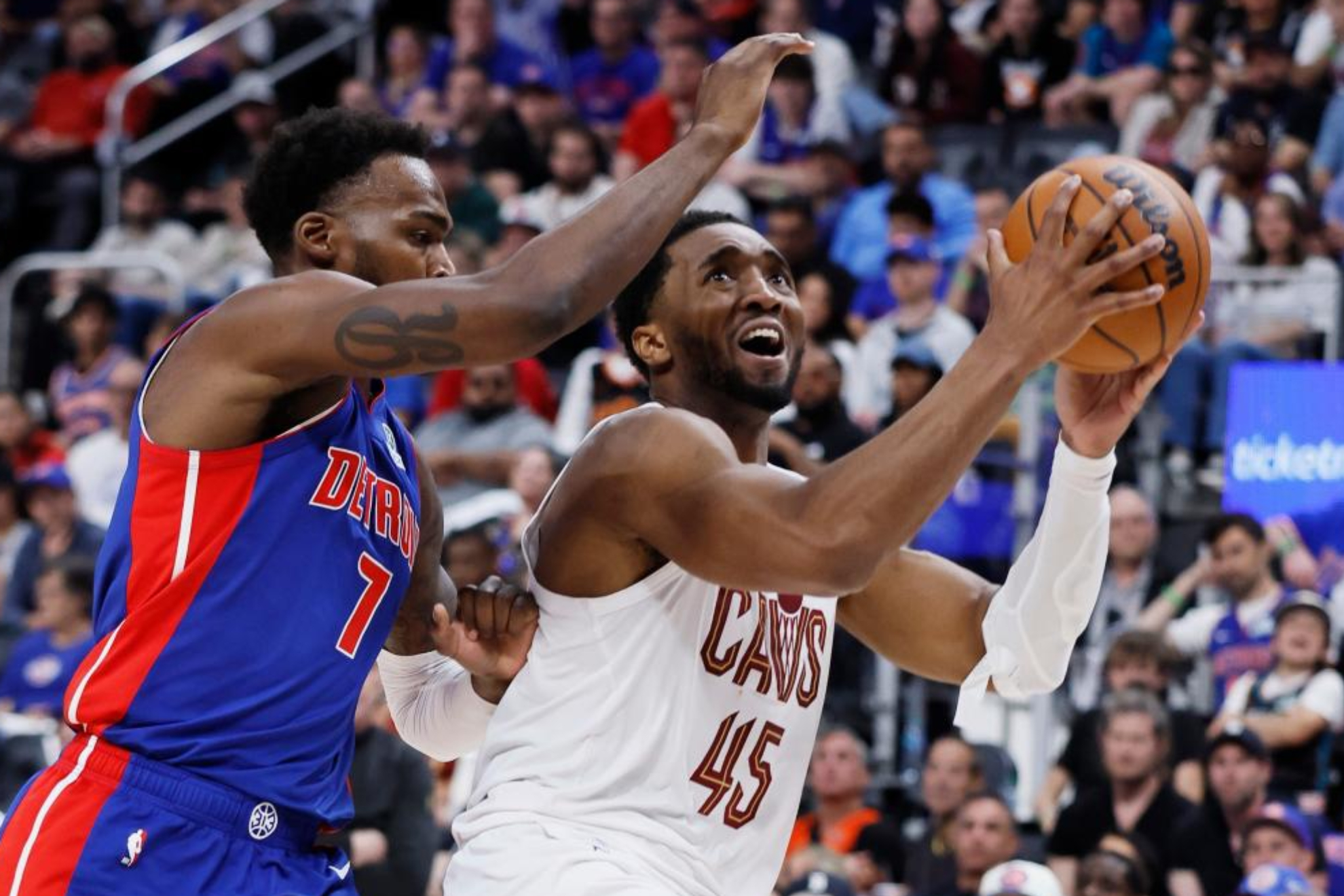 Donovan Mitchell trata de superar a Paul Reed.