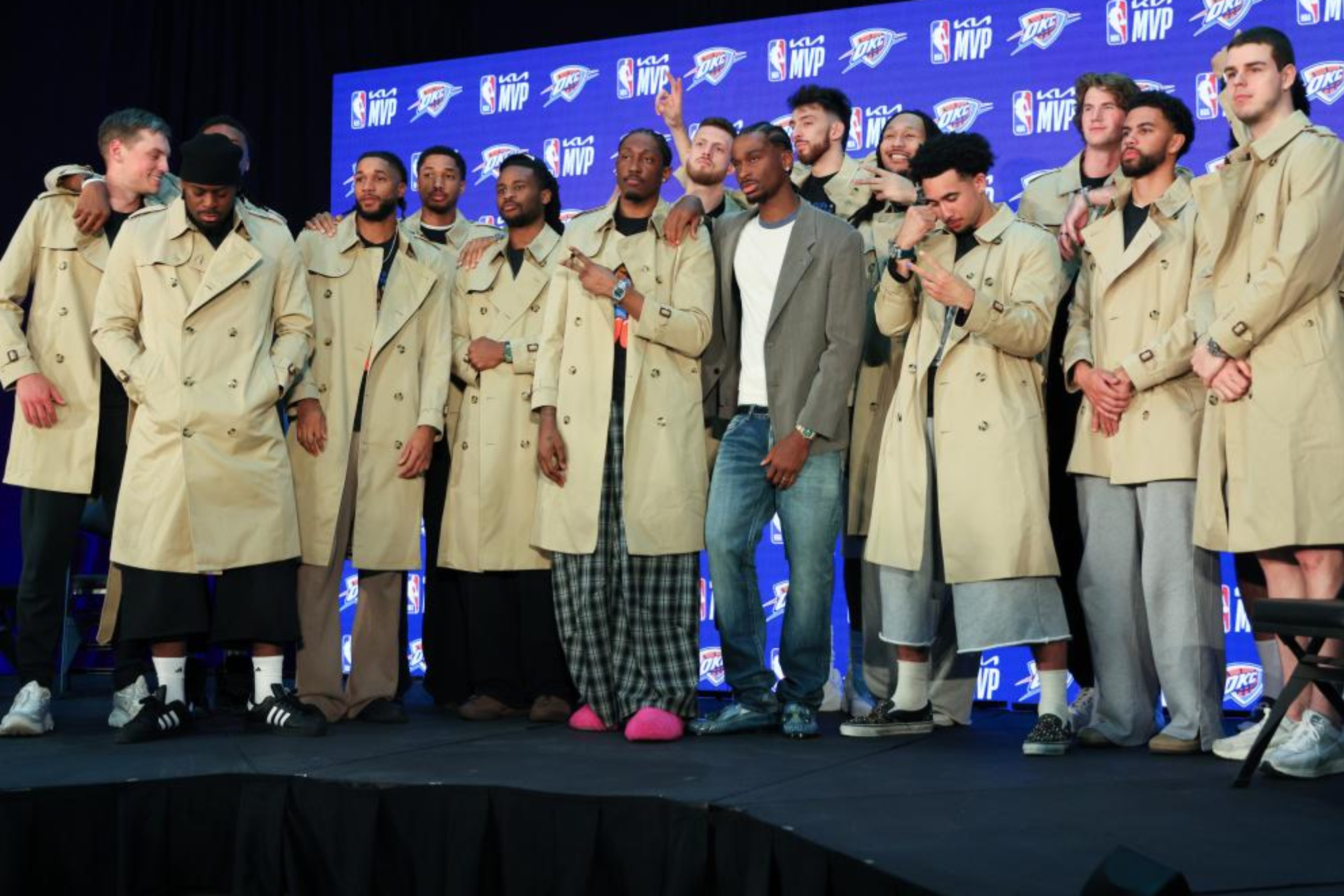 Shai Gilgeous-Alexander posa con sus compañeros que lucen la gabardina Burberry.