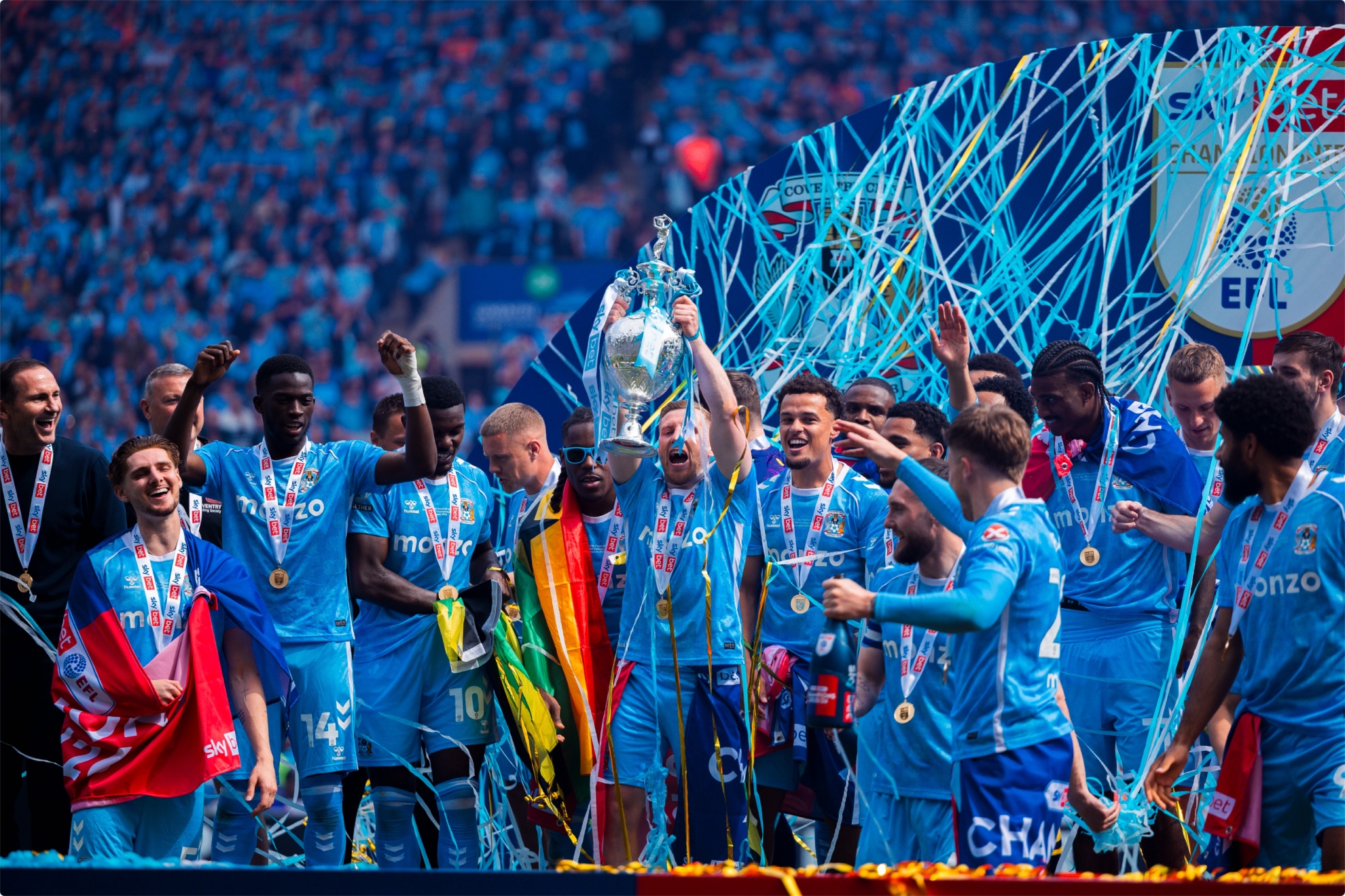 El Coventry, celebrando el ascenso matemático a la Premier