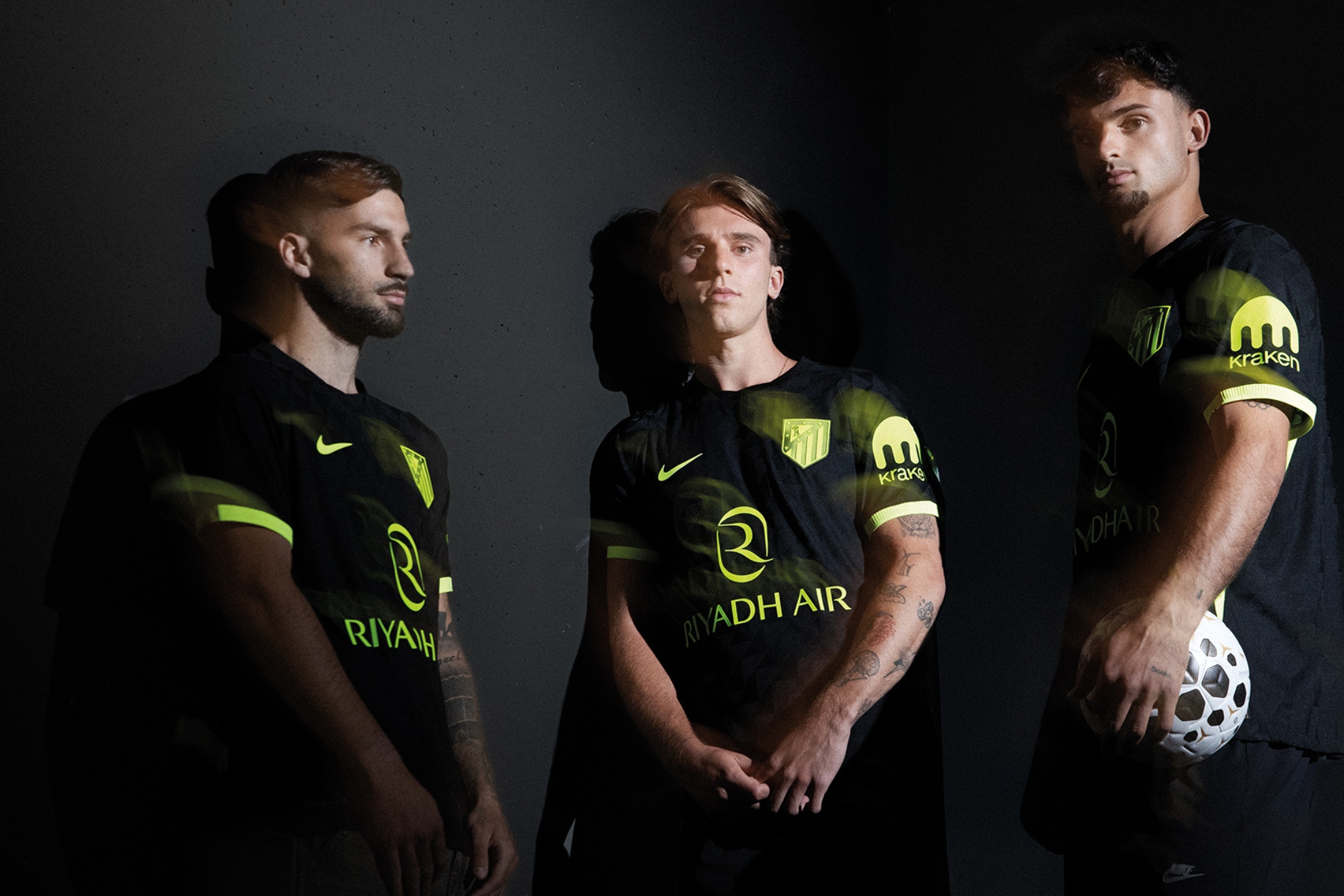Los jugadores del Atlético de Madrid posando con la nueva camiseta.