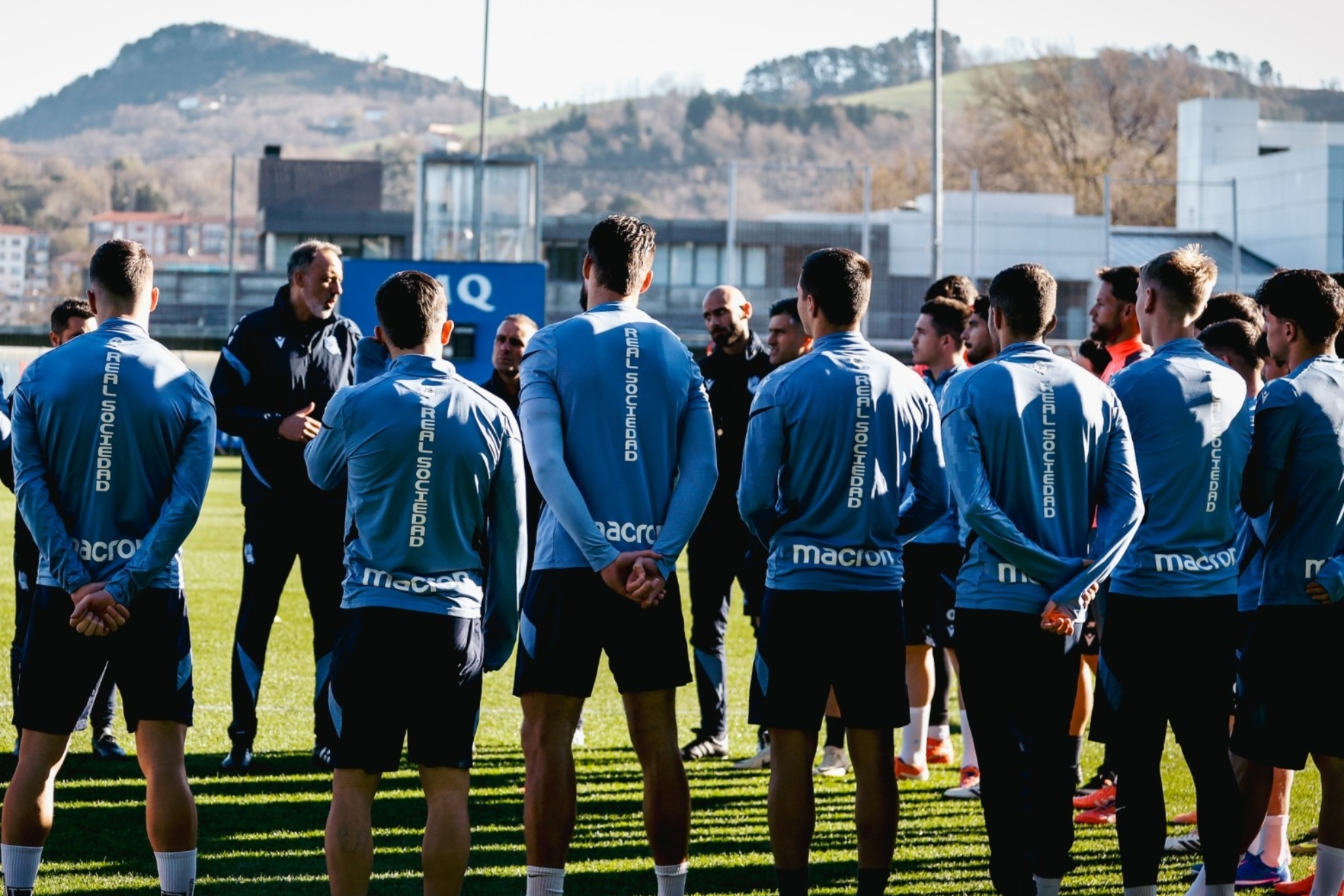 Pellegrino Matarazzo charla con sus futbolistas, al inicio de un entrenamiento.