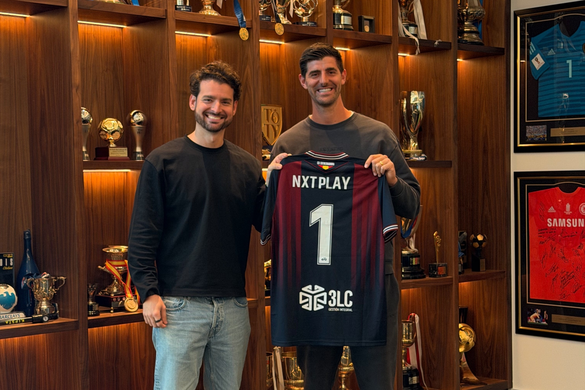 Thibaut Courtois, co-fundador de NXTPLAY, junto a Gonzalo Vila, co-fundador de NXTPLAY, que se incorpora al Consejo de Administración del CD Extremadura como Vicepresidente.