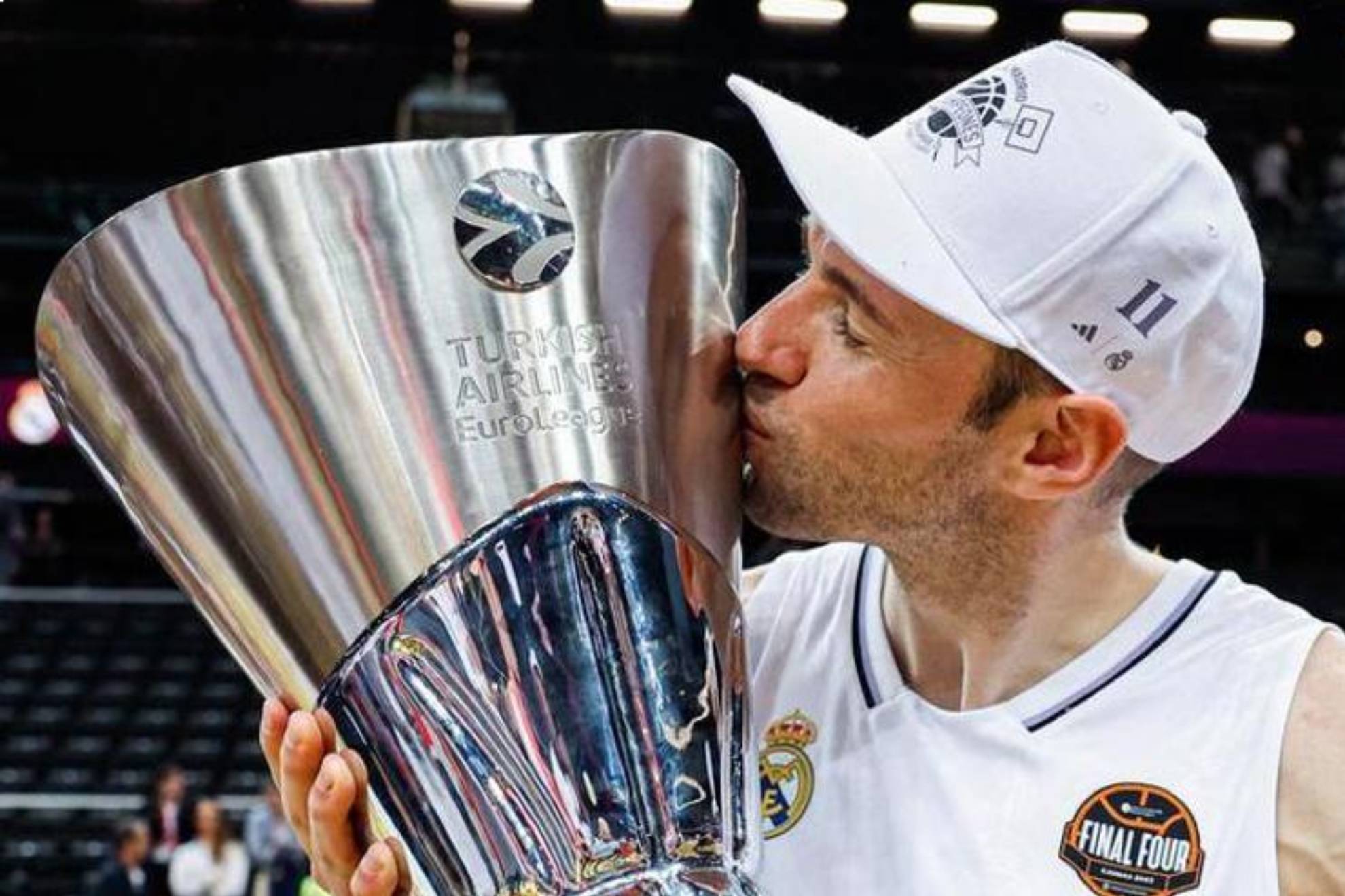 Fabien Causeur besa el trofeo de la Euroliga de 2023.