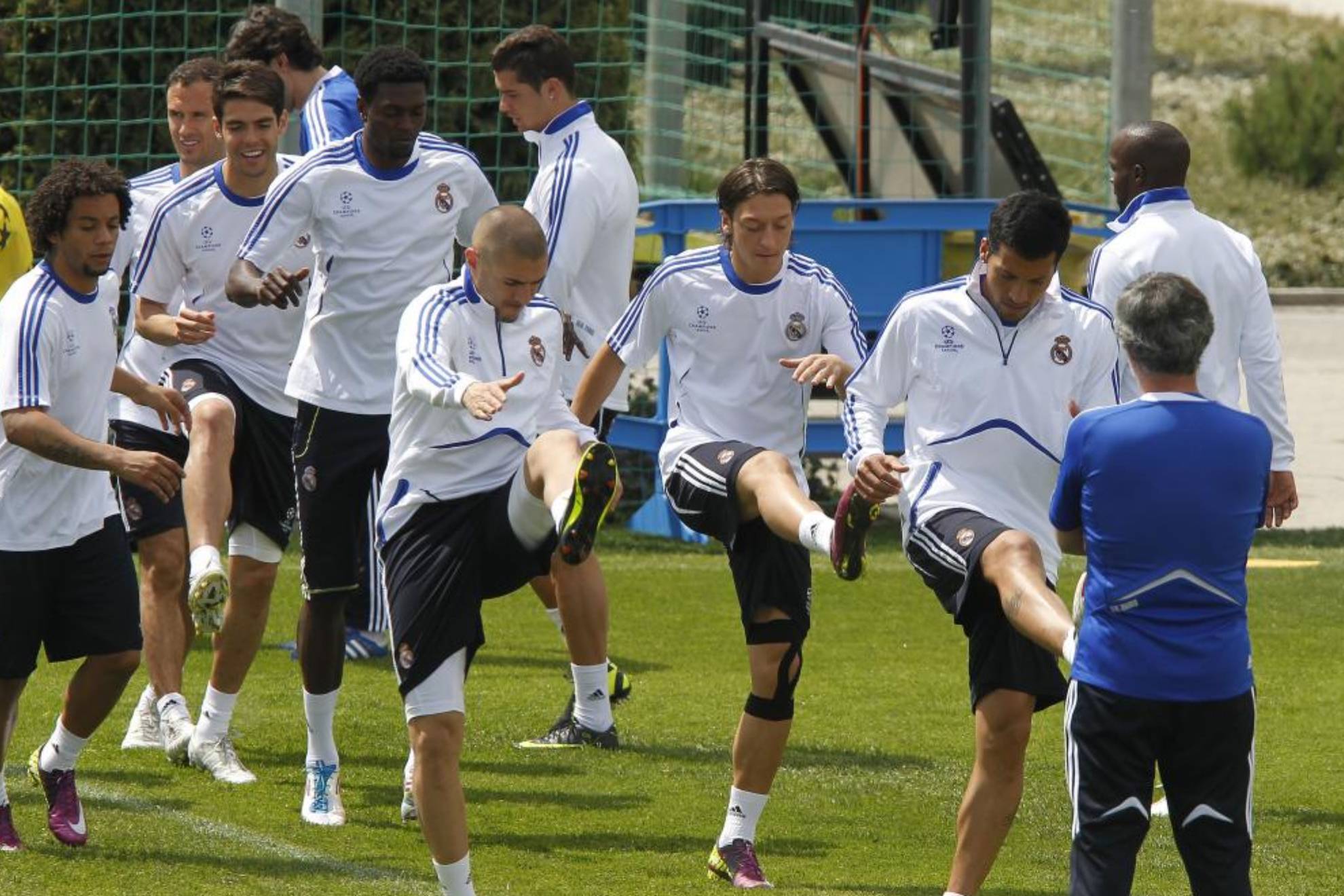 Mourinho, en su primera etapa, ante Özil, Kaká, Marcelo, Cristiano o Benzema, en un entrenamiento