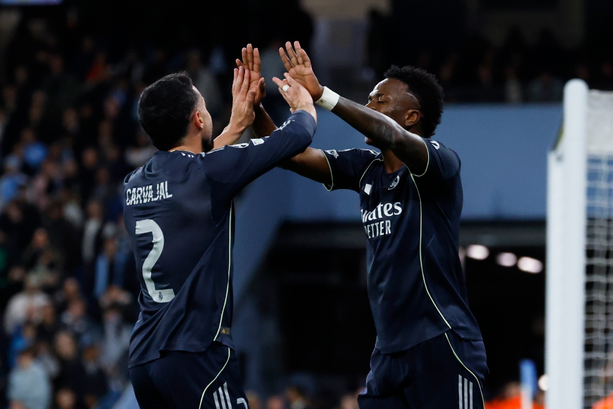 Carvajal y Vinicius se chocan la mano esta temporada.