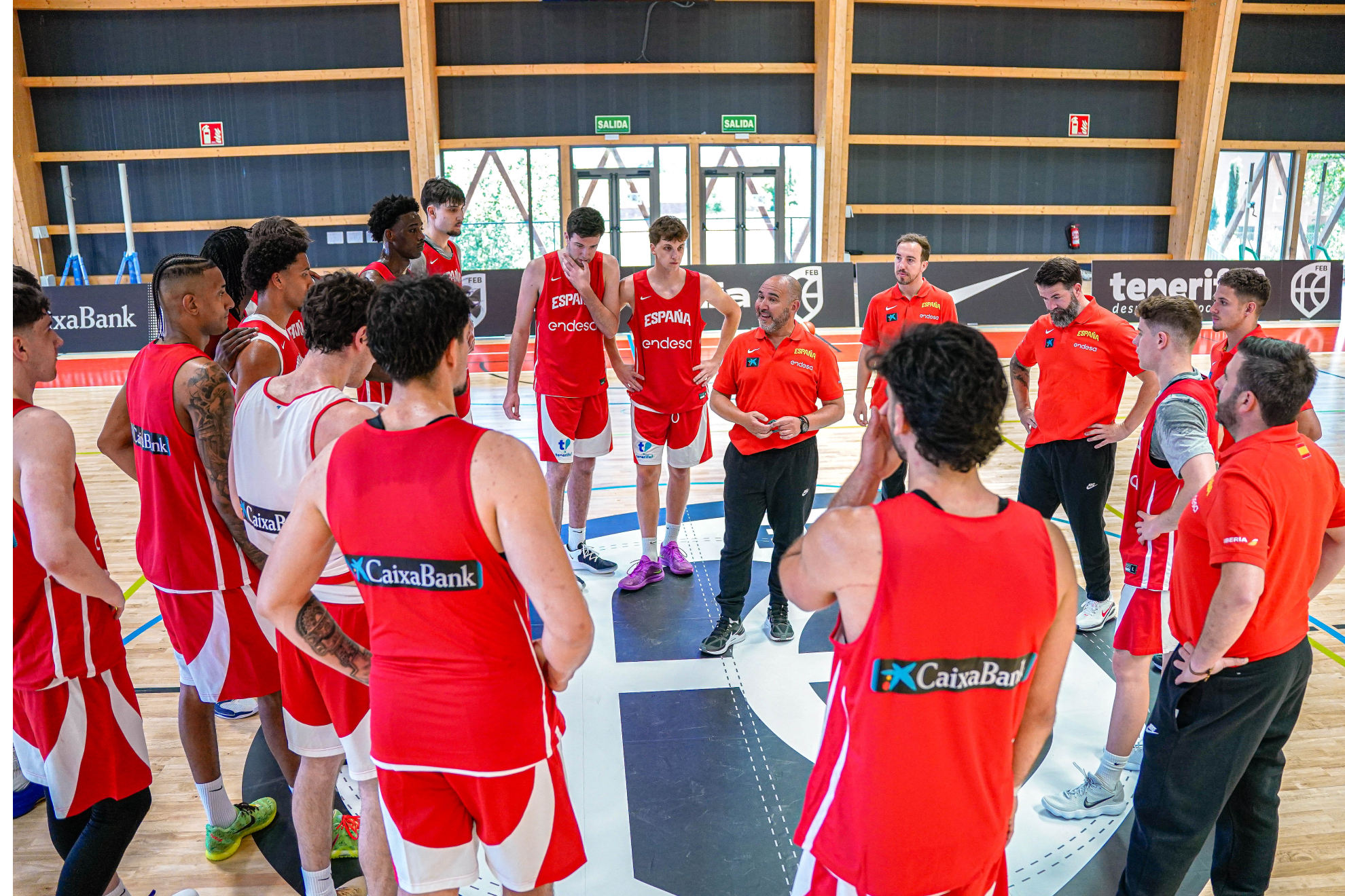 El seleccionador Chus Mateo con su grupo de trabajo en el training camp de la selección.