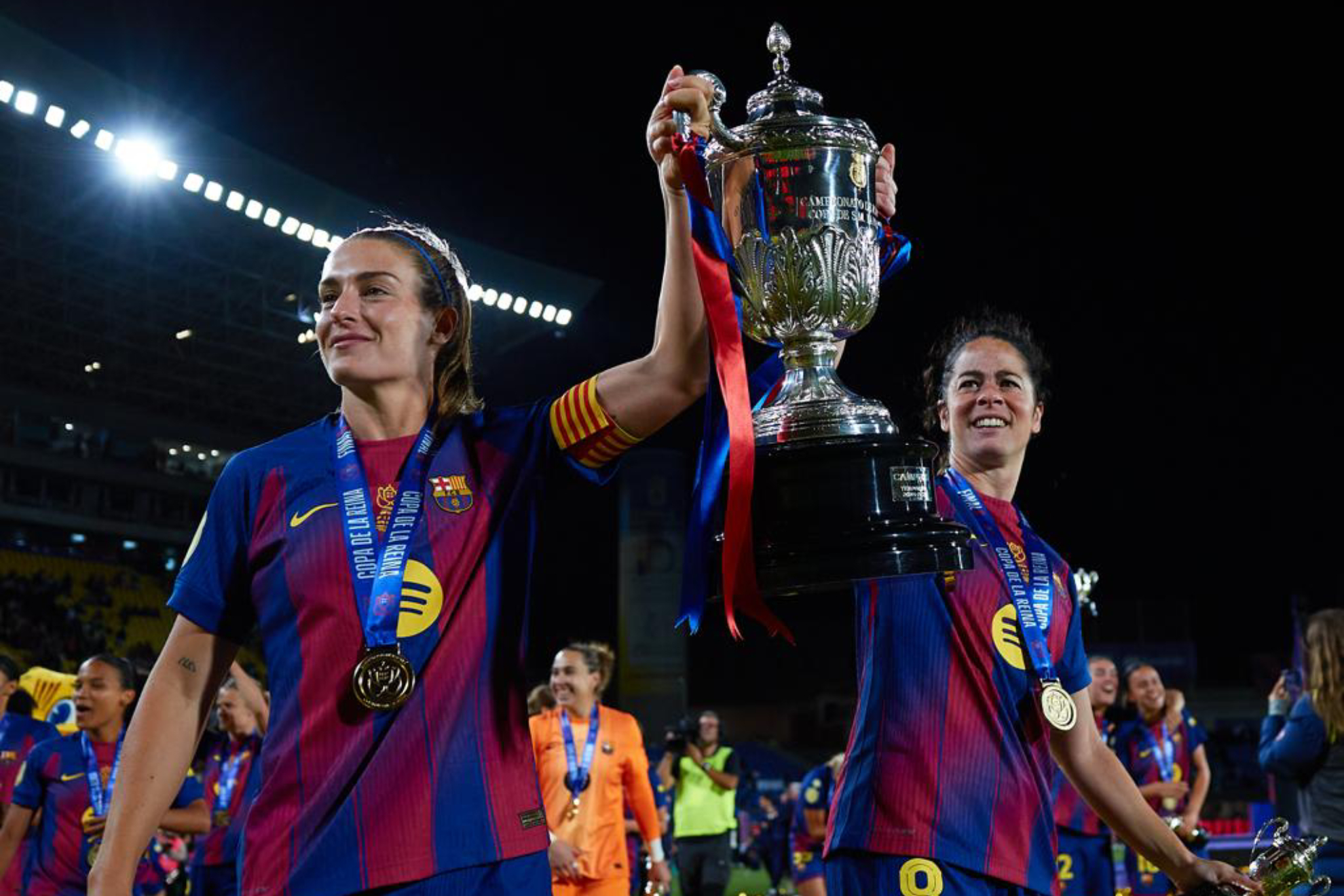 Alexia Putellas y Marta Torrejón posan con la Copa de la Reina en Gran Canaria